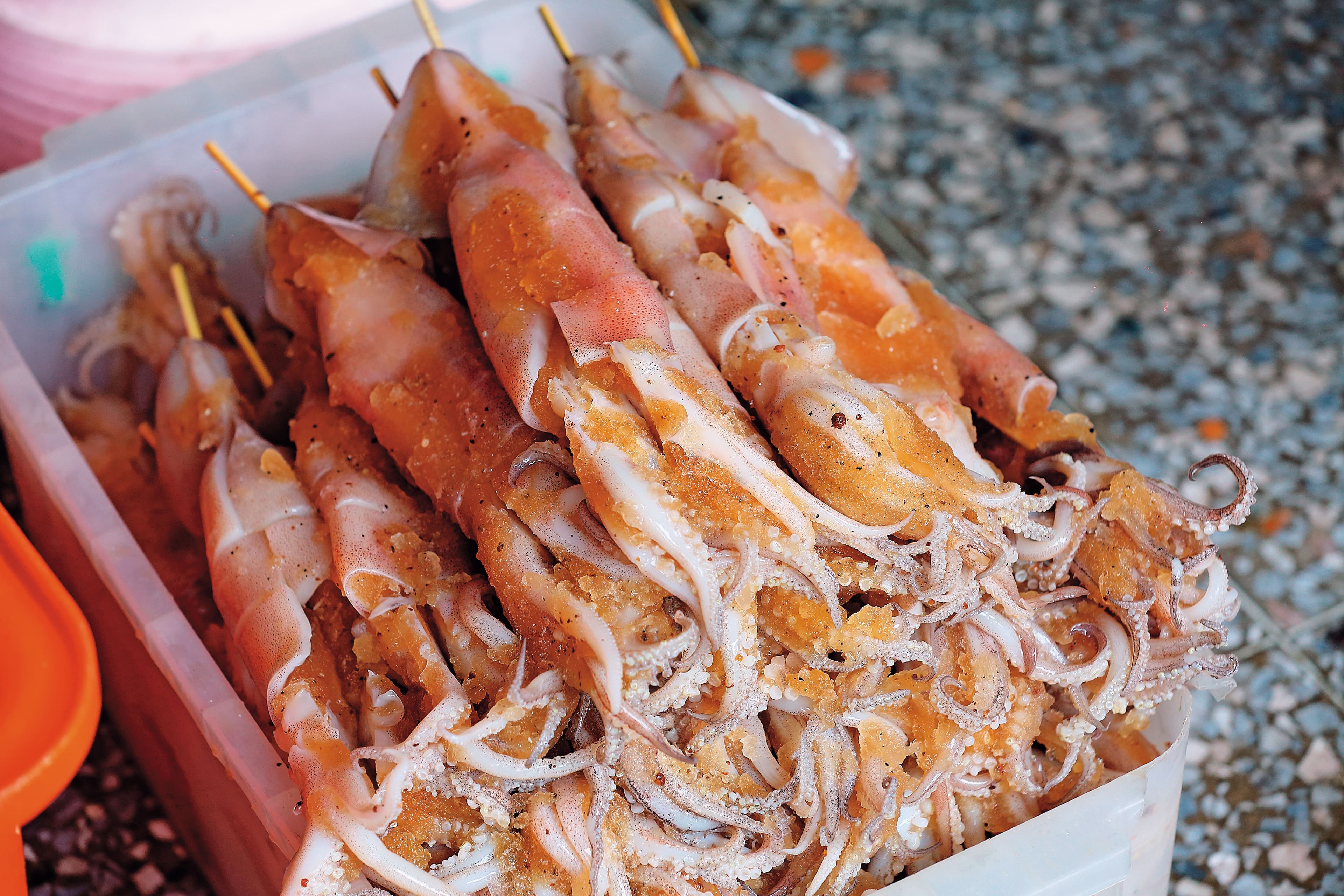 魷魚洗淨處理後,還得用香料醃漬入味,有去除腥味的效果。