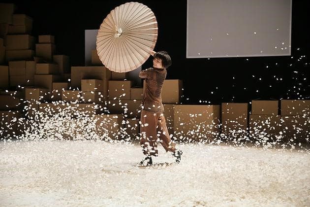 梅卓燕曾將雨傘編入她的舞作當中。(翻攝自https://www.dancejournalhk.com)