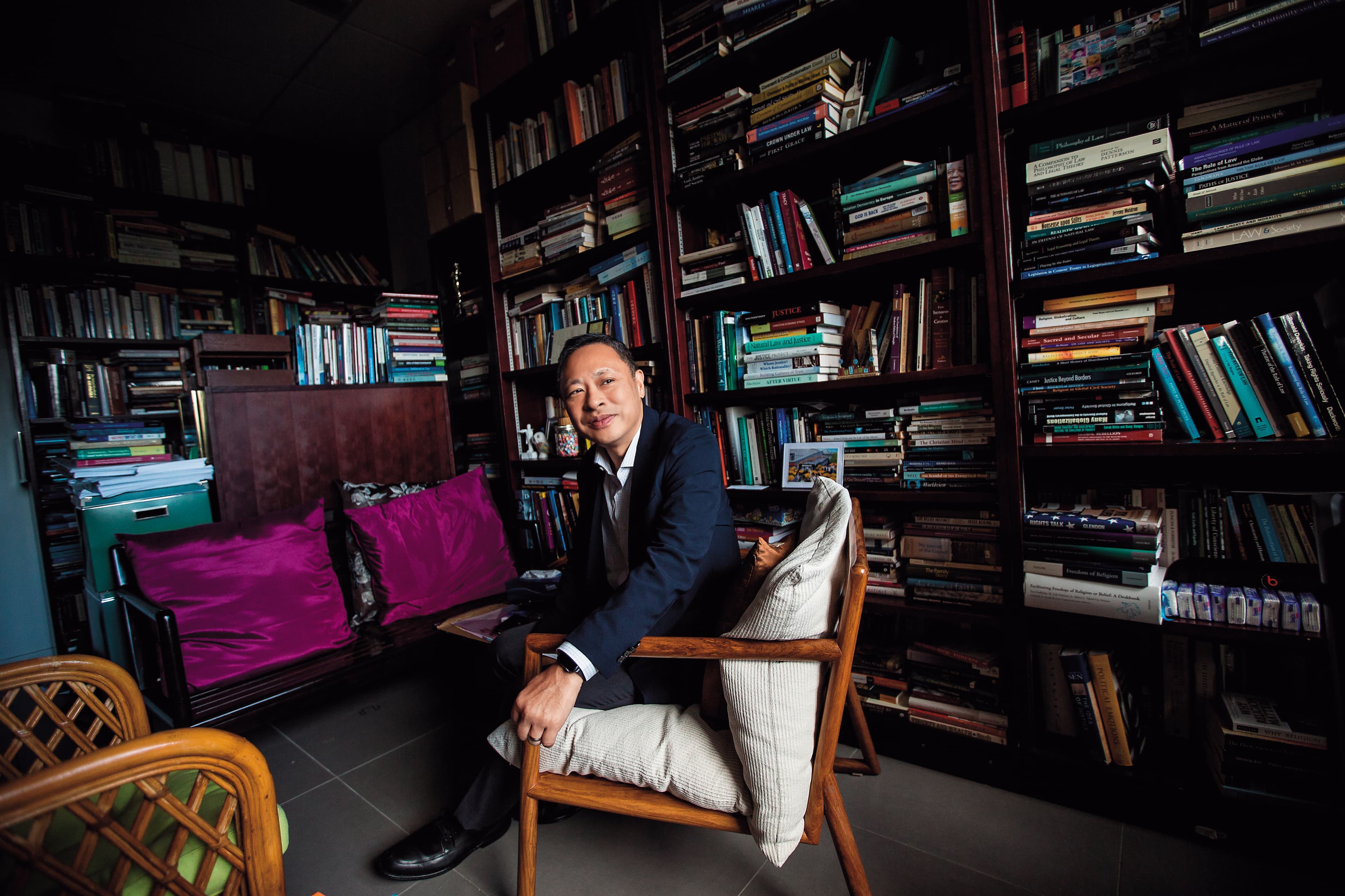 剛獲保釋的戴耀廷在香港大學研究室受訪。