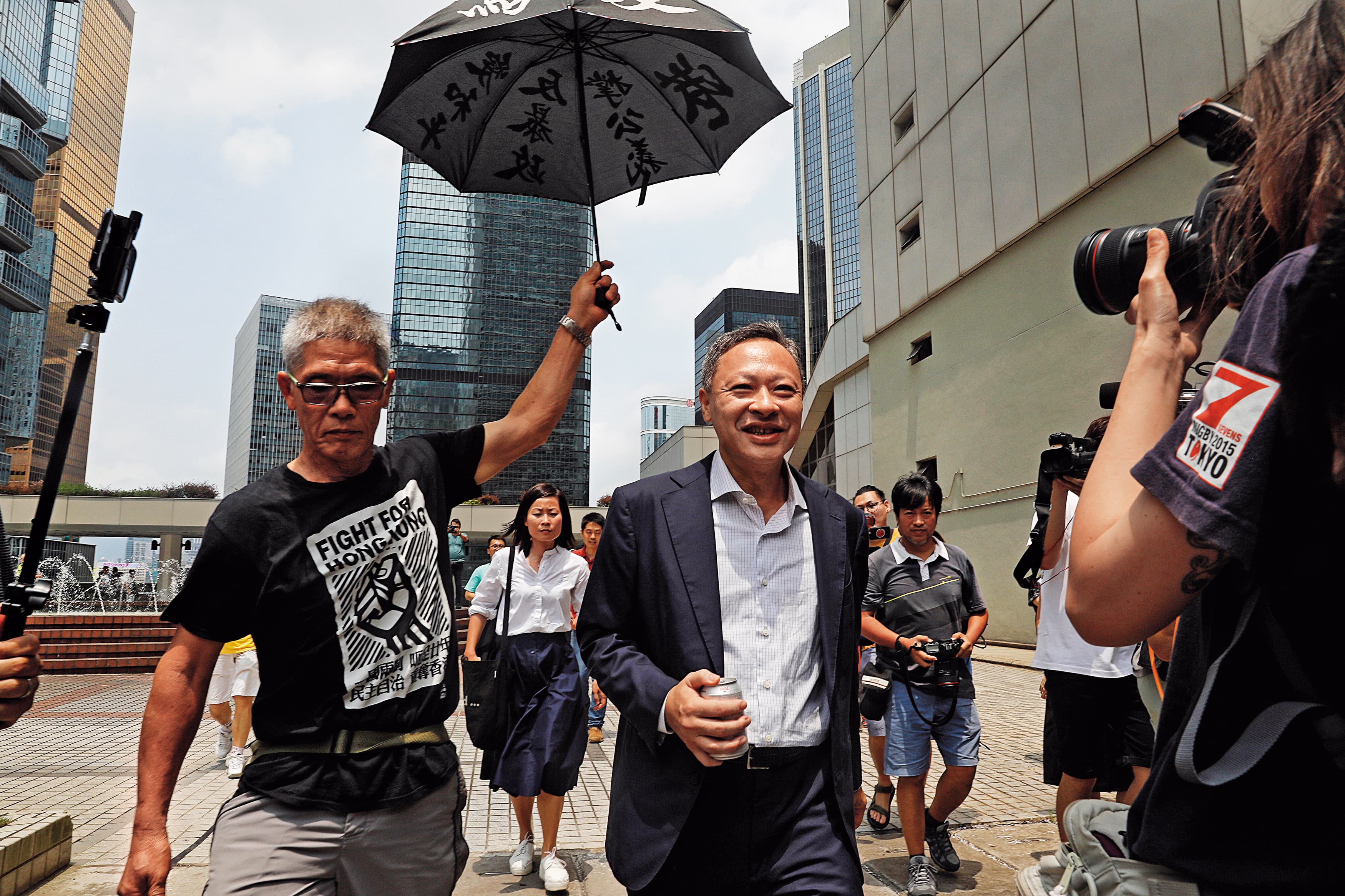 反《逃犯條例》修訂風波至今未歇,香港10間大專院校學生會發起為期2週的「罷課不罷學」行動,今年9月3日在港大舉辦「公民講堂」,邀請剛獲保釋的戴耀廷發表演說。