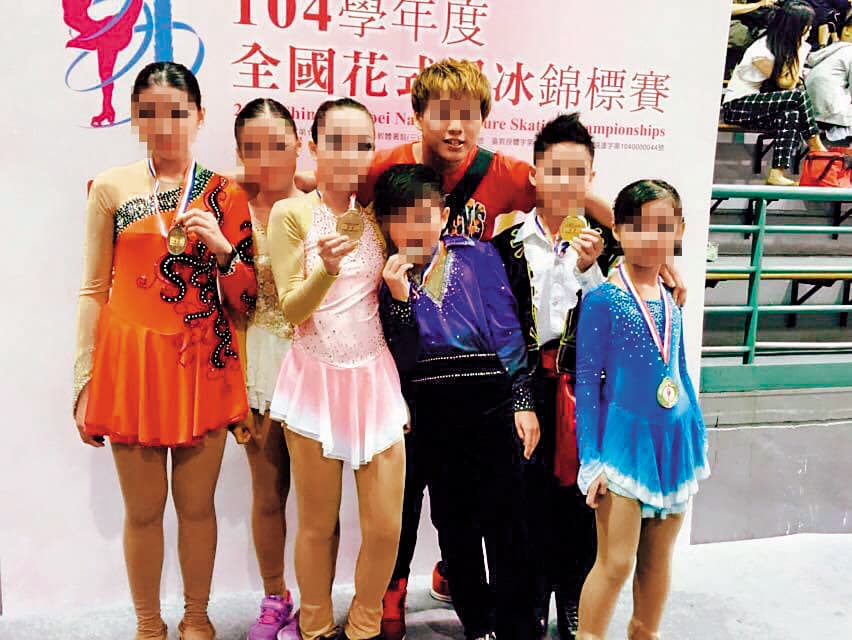 黃姓教練被家長質疑,因與滑冰協會副理事長關係友好,讓自己的學生破例獲選為國手。圖中學童非當事人。(翻攝臉書)