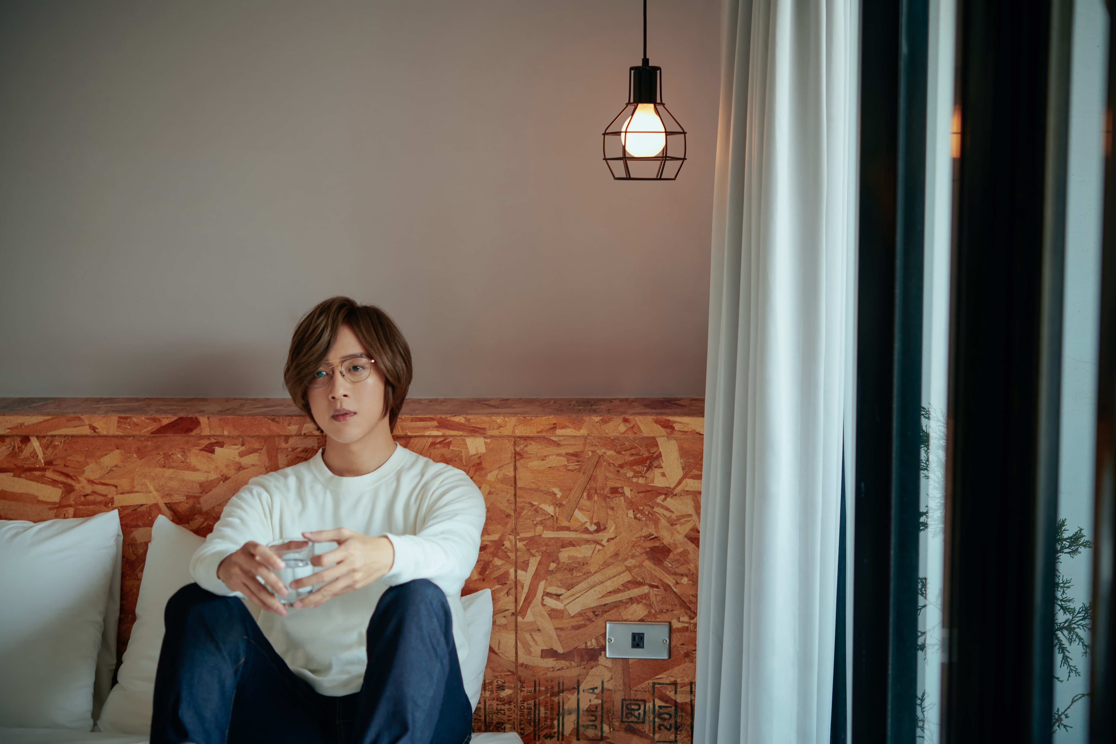 在籌備《B’IN LUV》期間,方泂鑌經歷了許多事,包括收歌、錄唱、失聲到回大馬閉關。(海蝶音樂提供)