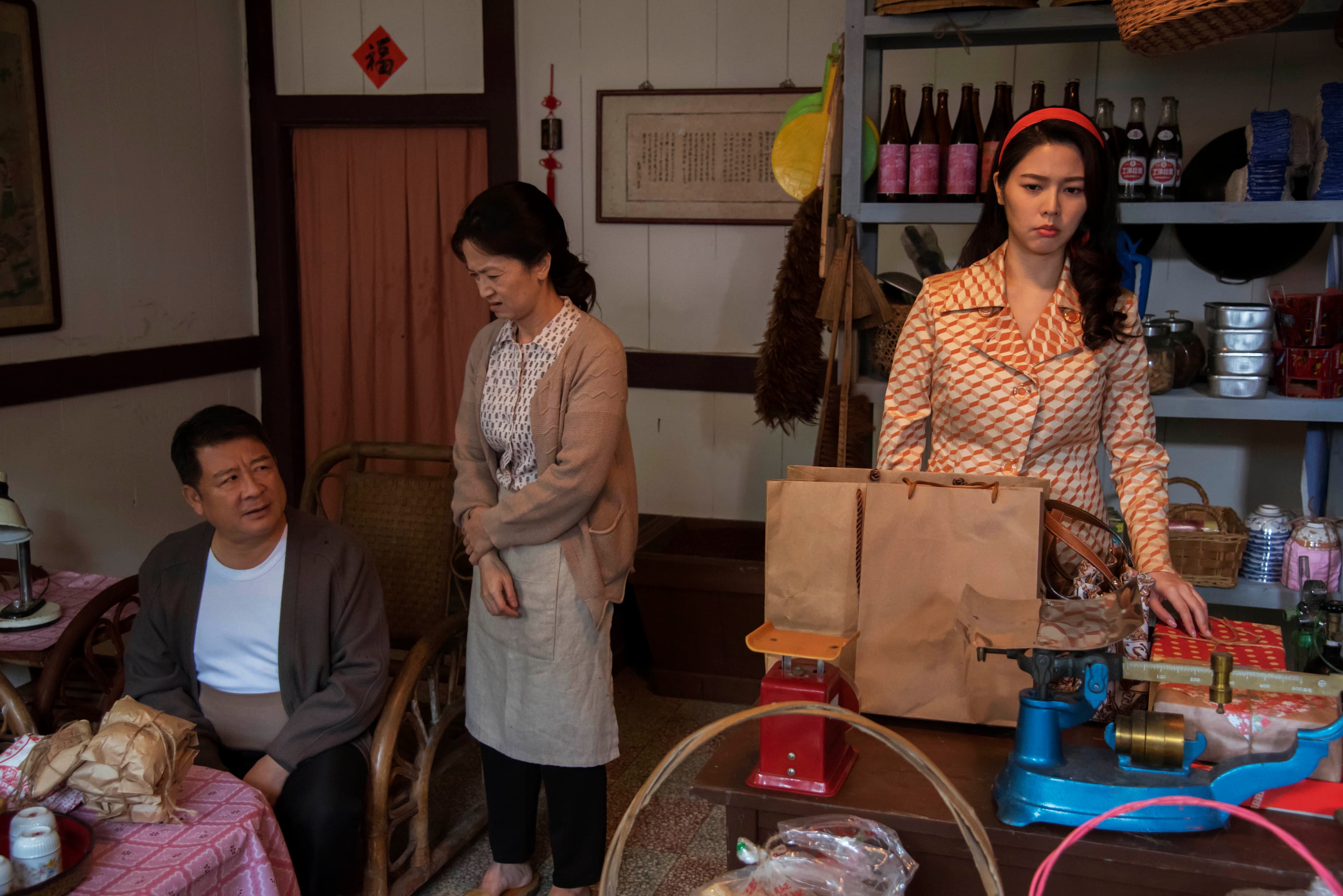 《苦力》白家綺(右起)與謝瓊煖、蔡阿炮飾演一家三口有精彩感人的對手戲。