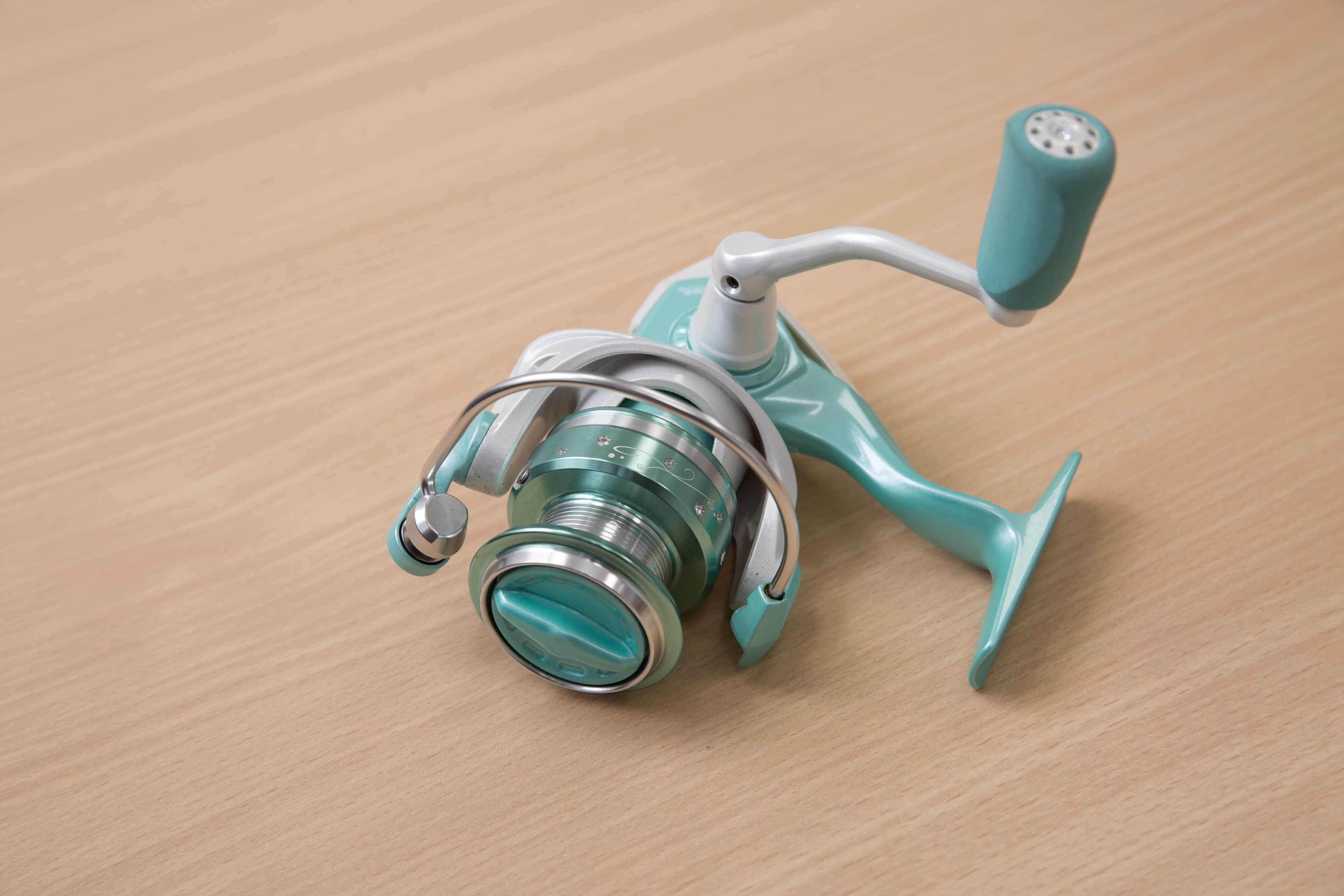 針對女性釣魚族群推出Tiffany綠配色,還在捲線器齒輪鑲上施華洛世奇水晶,成為搶手貨。(2,500元/個)