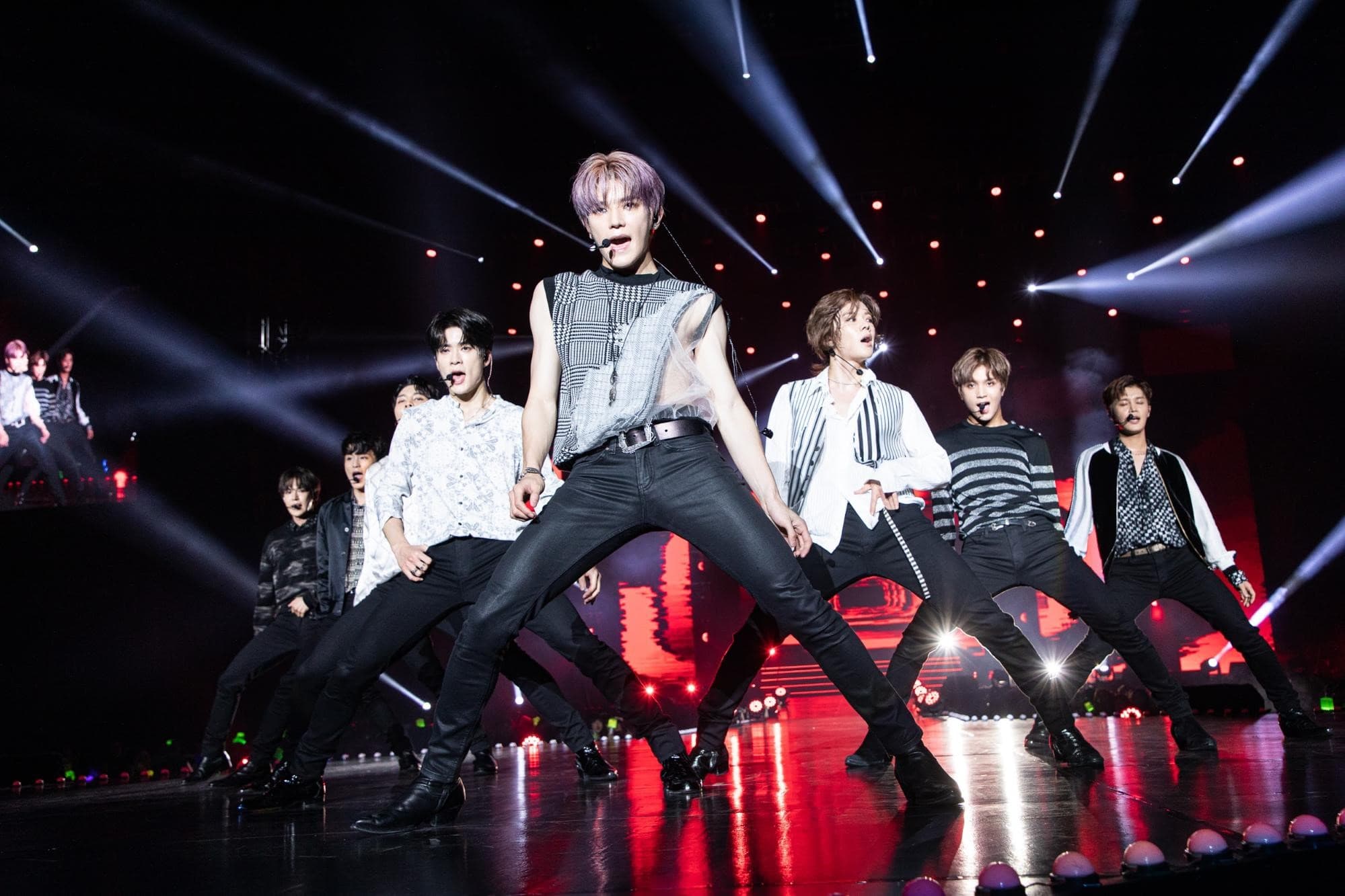 NCT127熱力唱跳夯曲〈Cherry Bomb〉,展現整齊劃一的刀群舞。(ON worldwide Co Ltd/希林國際提供)