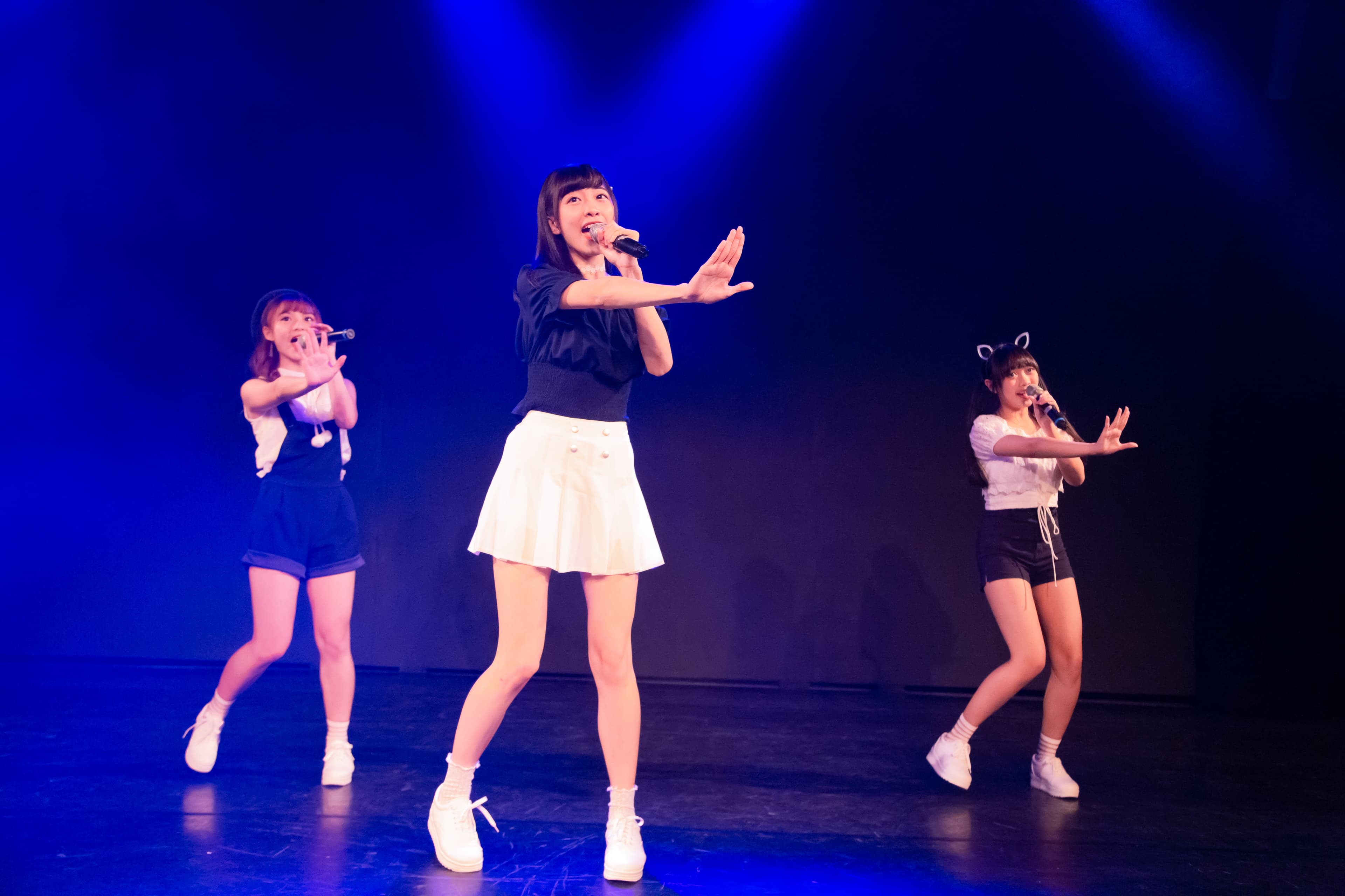 這次一週年的四場Mini Concert團員們感性淚水大噴發，整場歌迷見面會粉絲的應援也讓團員格外感動。左起陳詩雅、冼迪琦、張羽翎。（好言娛樂提供）