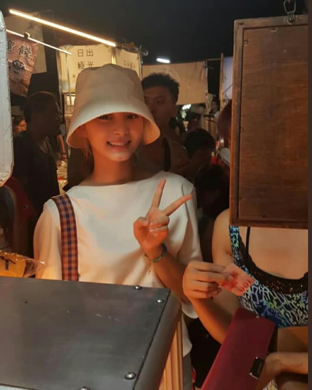 TWICE成員周子瑜上週返台度中秋佳節,現身夜市讓許多粉絲很驚喜。(翻攝自alice721010 IG)