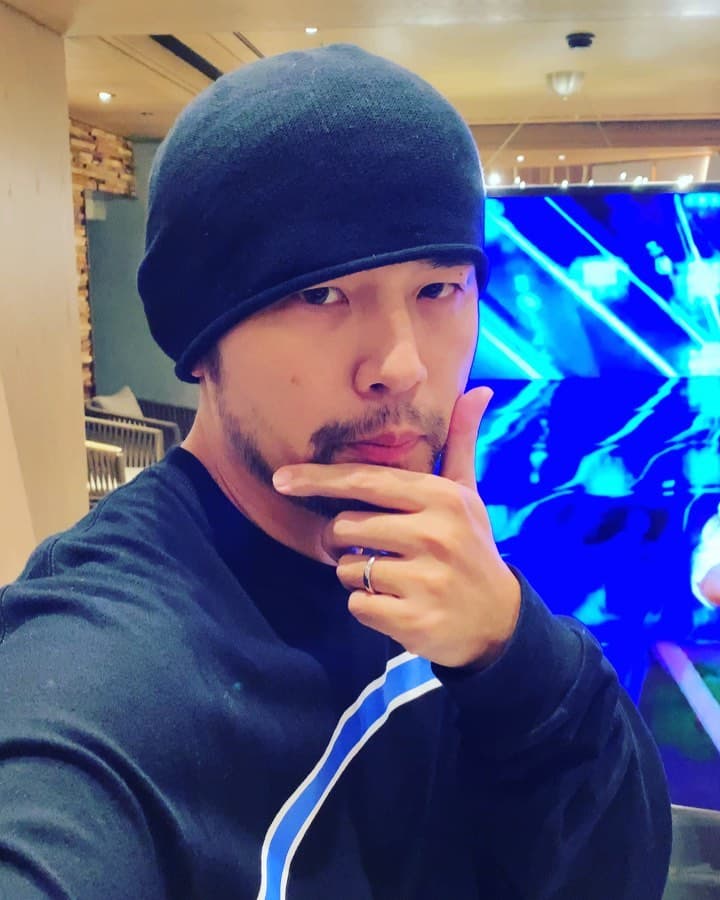 周杰倫招待美國藝術家逛士林夜市,聽到店家播新歌超開心。(翻攝周杰倫IG)