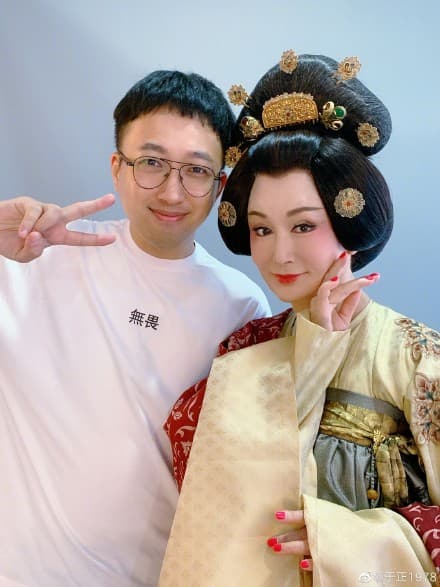 《延禧攻略》製作人于正視潘迎紫為偶像，邀請她在《大唐女兒行》裡演出萬貴妃，定裝時他陪在偶像身旁一整天。（翻攝自于正微博）