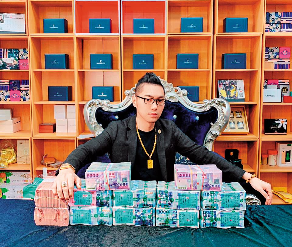 連千毅行事高調愛炫富,直播時常擺出滿桌鈔票宣稱要送出。(翻攝臉書)