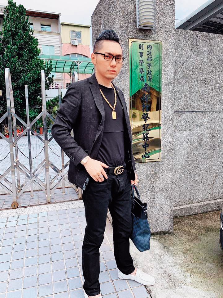 連千毅對外宣稱與警方關係良好,還曾造訪過刑事警察局南打中心。(翻攝臉書)
