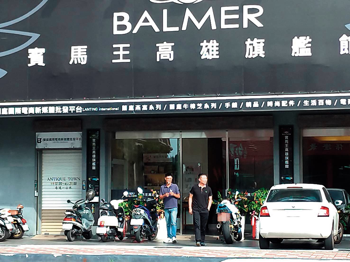 連千毅被捕後,他位於高雄左營的精品店仍開門營業,但有員工在門口警戒。(翻攝畫面)