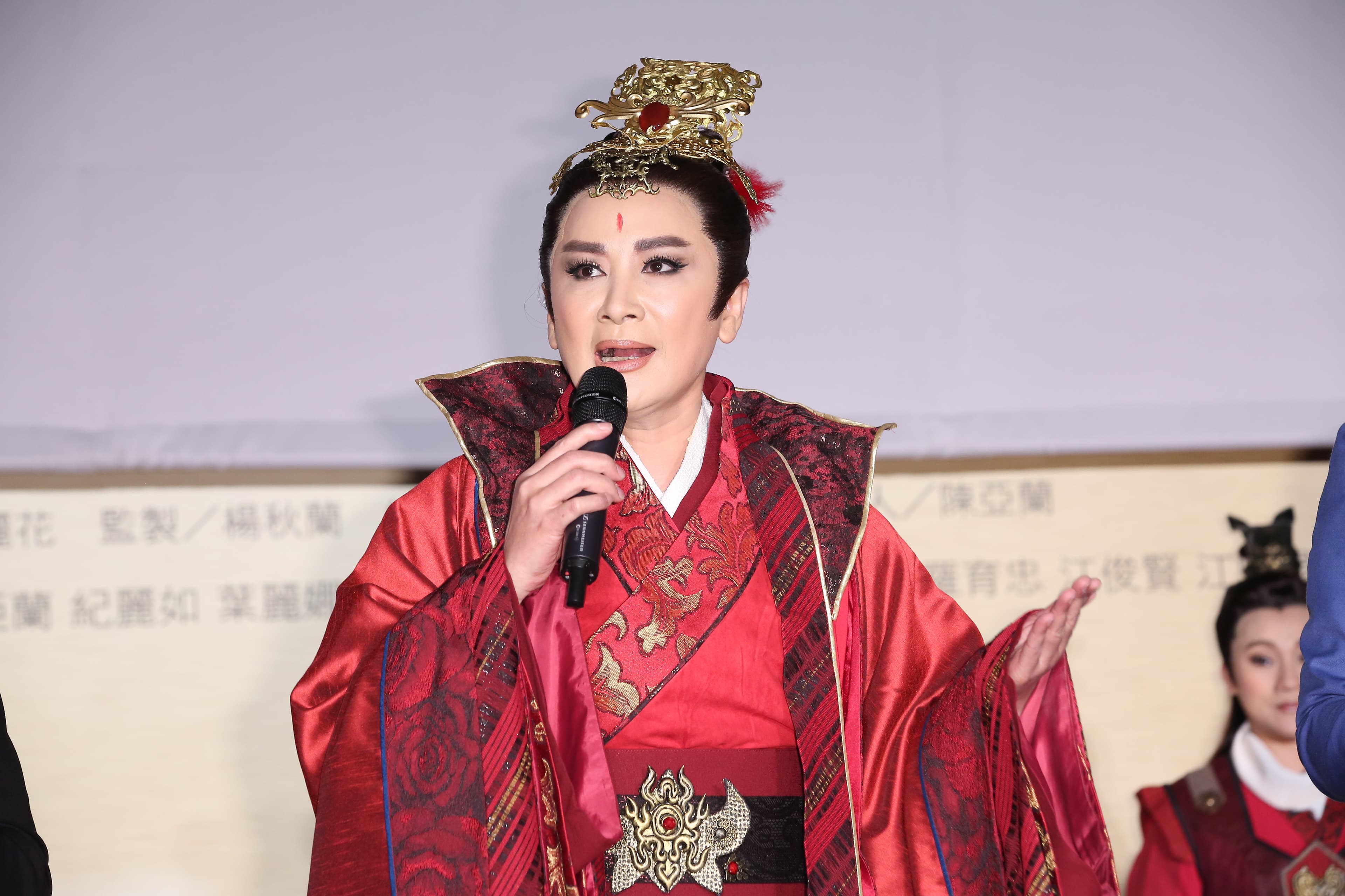 陳亞蘭為了《忠孝節義》勞心勞力，校長兼撞鐘。