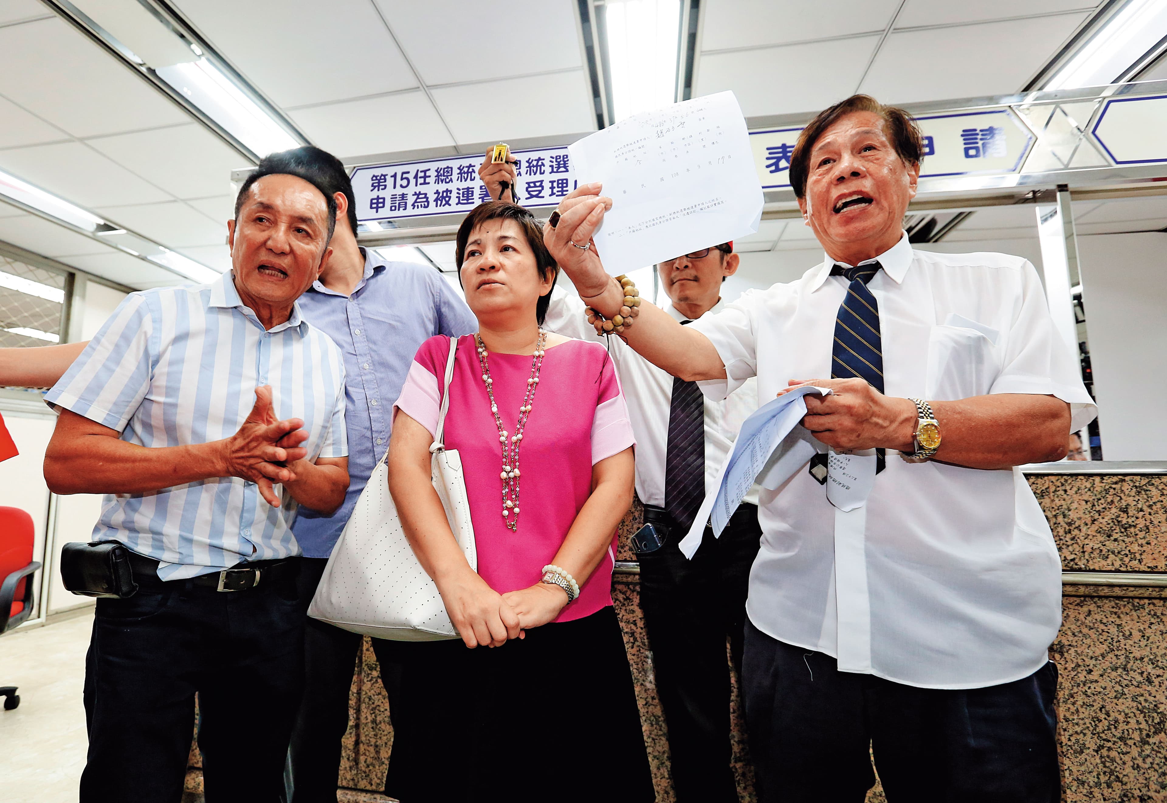 民間友人「國師團」連日勸進柯P選總統,日前更在中選會上演「代柯登記」鬧劇。