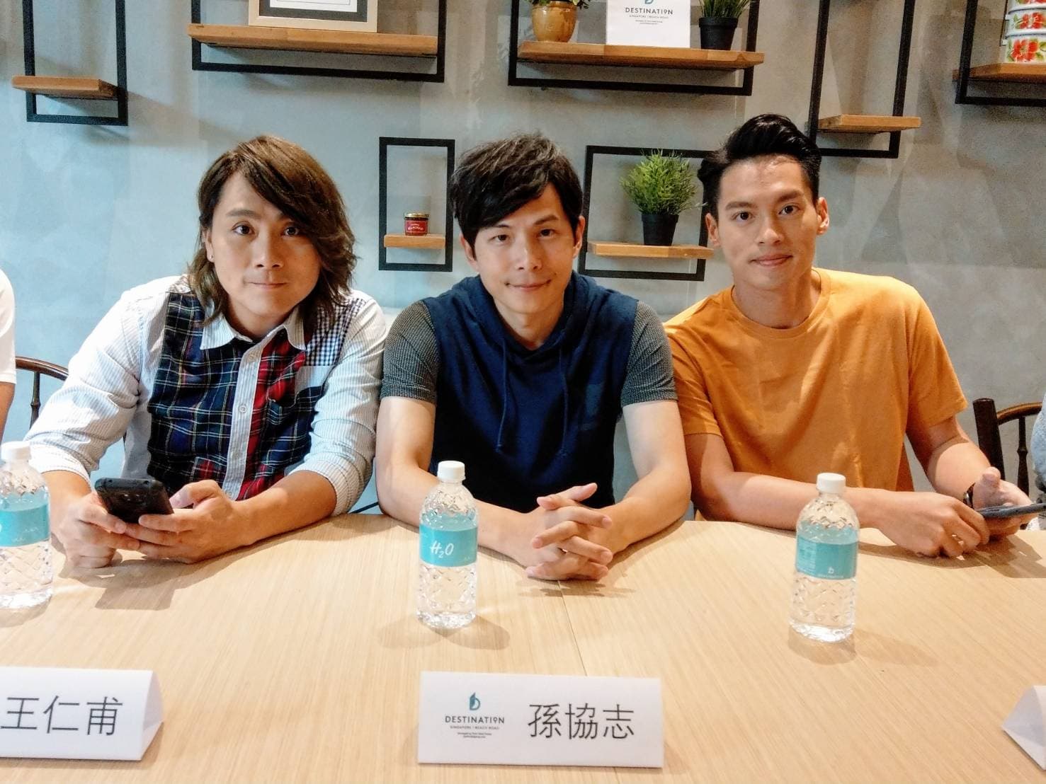 中視《飢餓遊戲》3週年特別企劃，主持群孫協志、王仁甫、許孟哲接受新加坡當地媒體採訪。（中視提供）