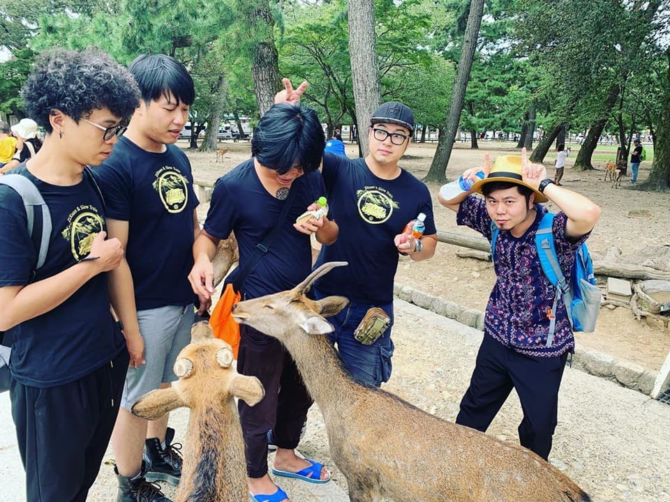 黃子軒與山平快抵達奈良後，趁空檔開啟觀光客模式，團員們很興奮去餵鹿。（翻攝自黃子軒與山平快臉書）