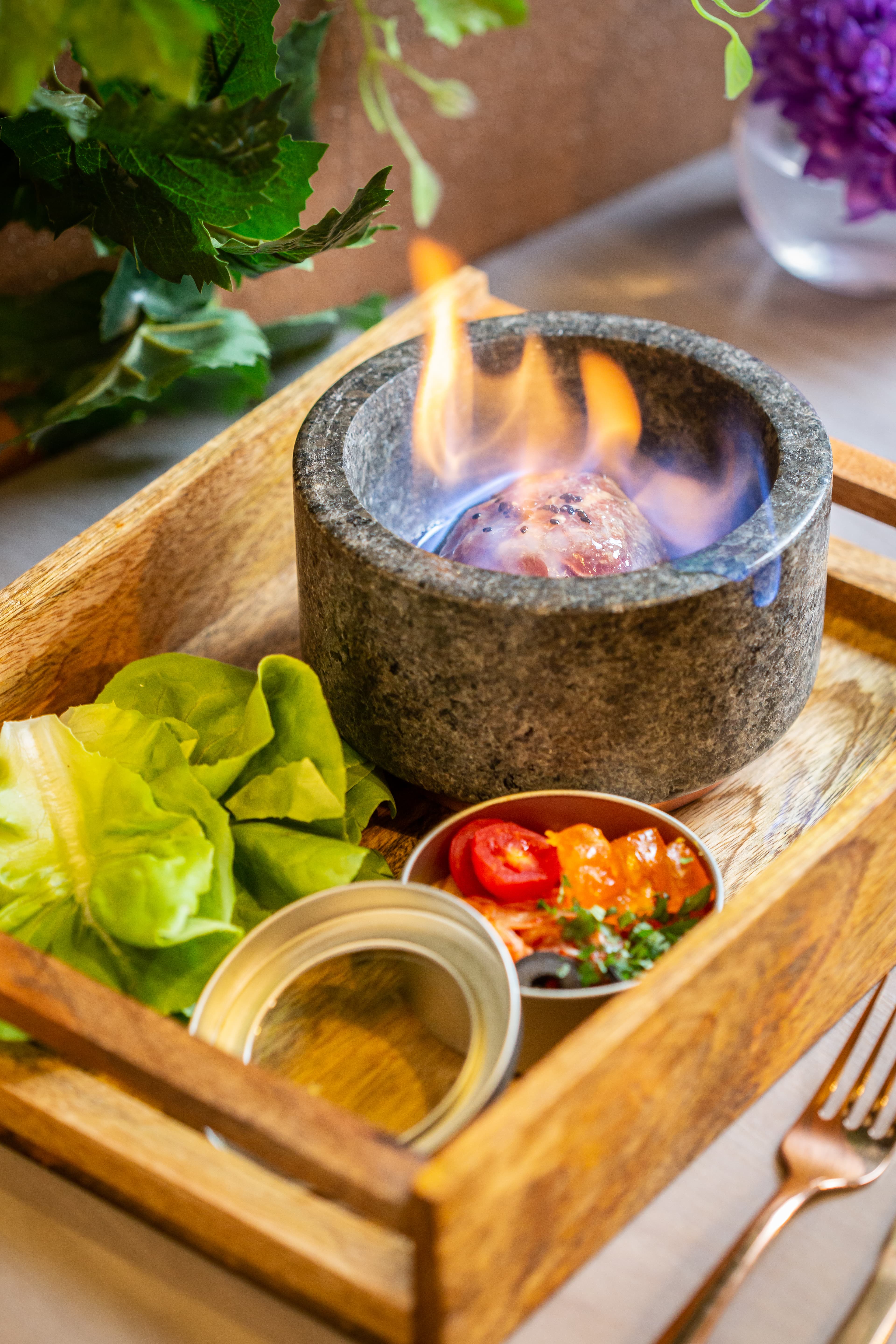 「韓國白松露」解構韓式烤牛肉,肉裡包著泡菜冰球,淋上生命之水點火,成為餐桌焦點。(330元/份)