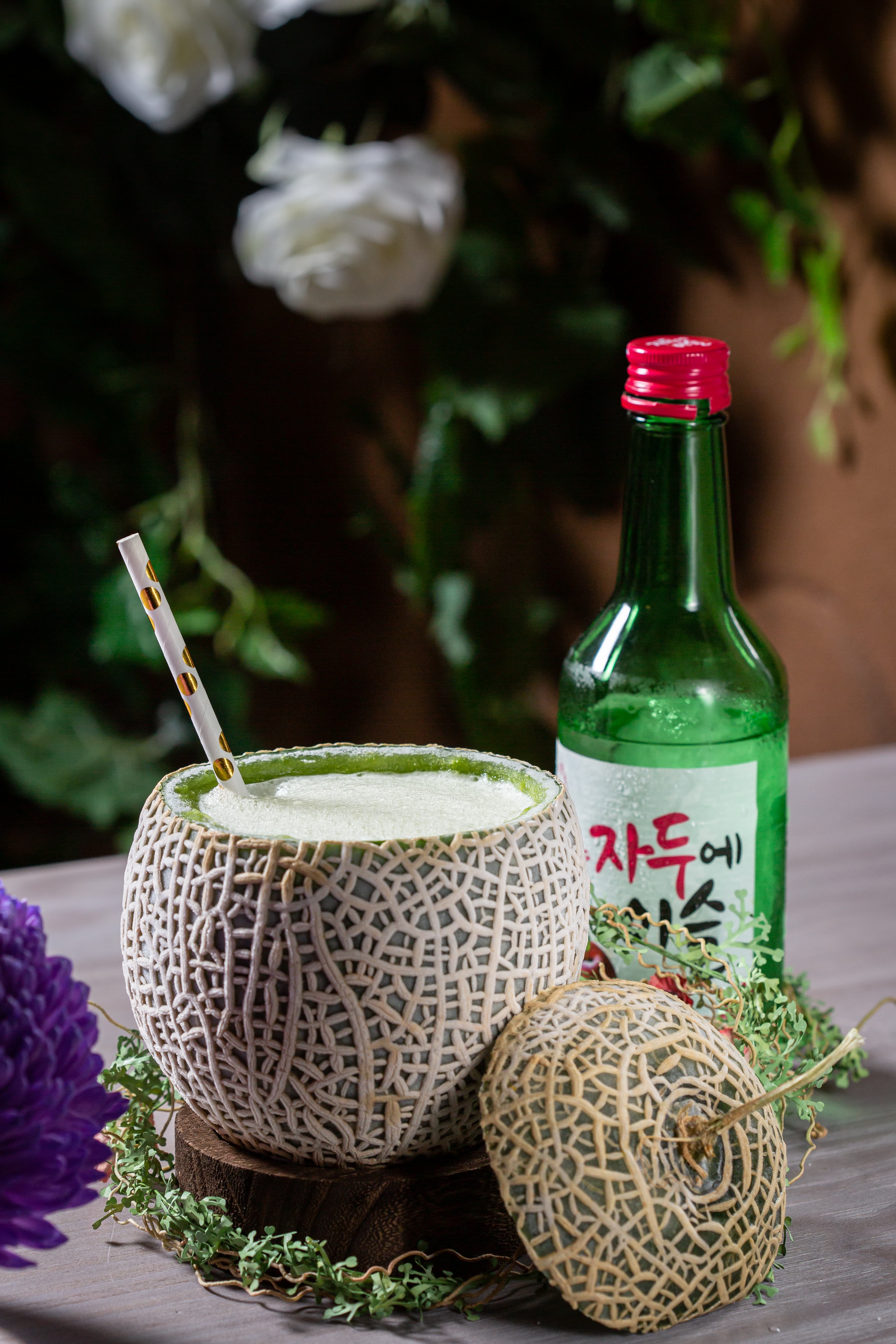 「迷你哈密瓜燒酒」以哈蜜瓜甜香彰顯燒酒清甜。(300元/杯)