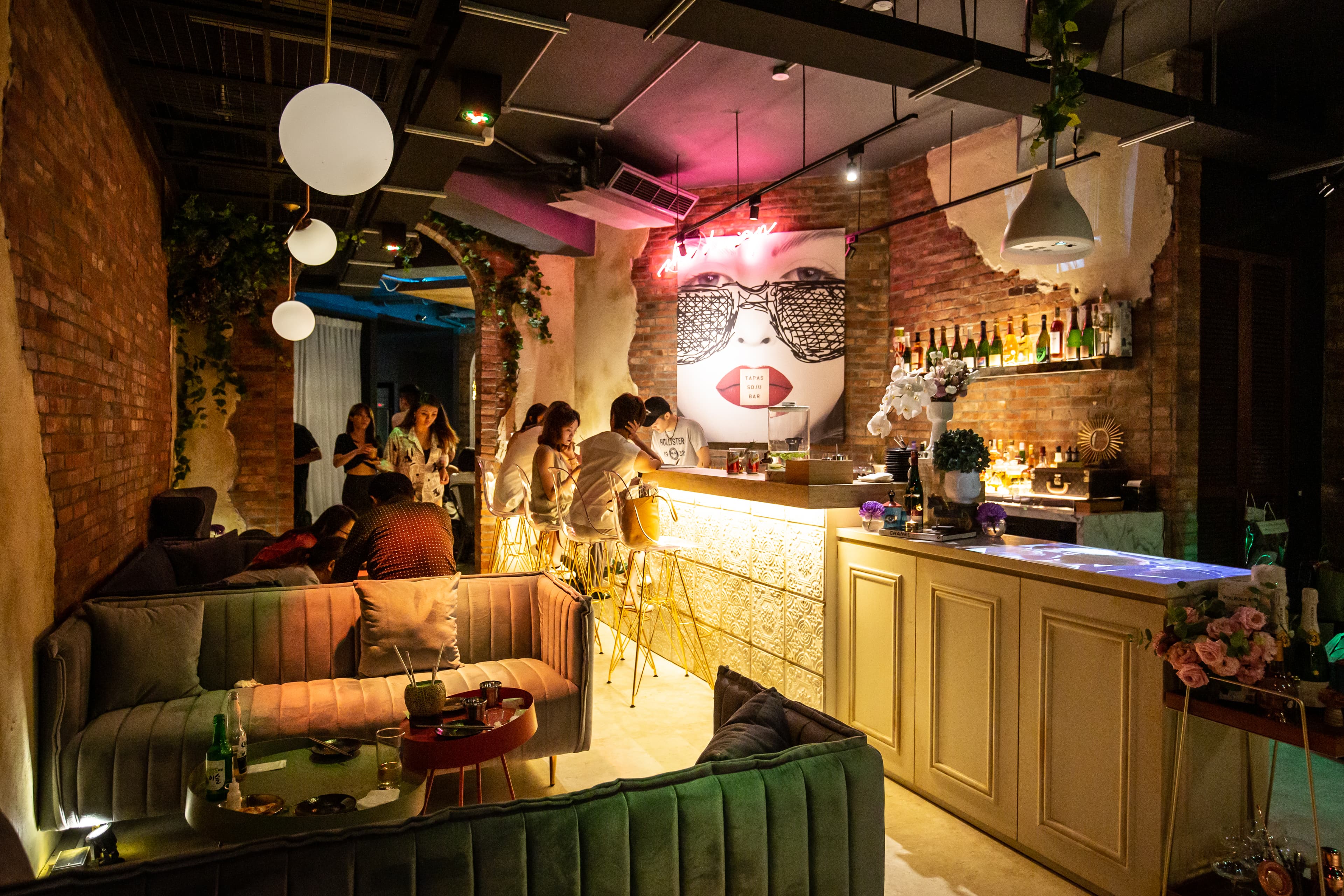「燒酒一杯」化身「She_Design TAPAS SOJU BAR」,女力滿滿。