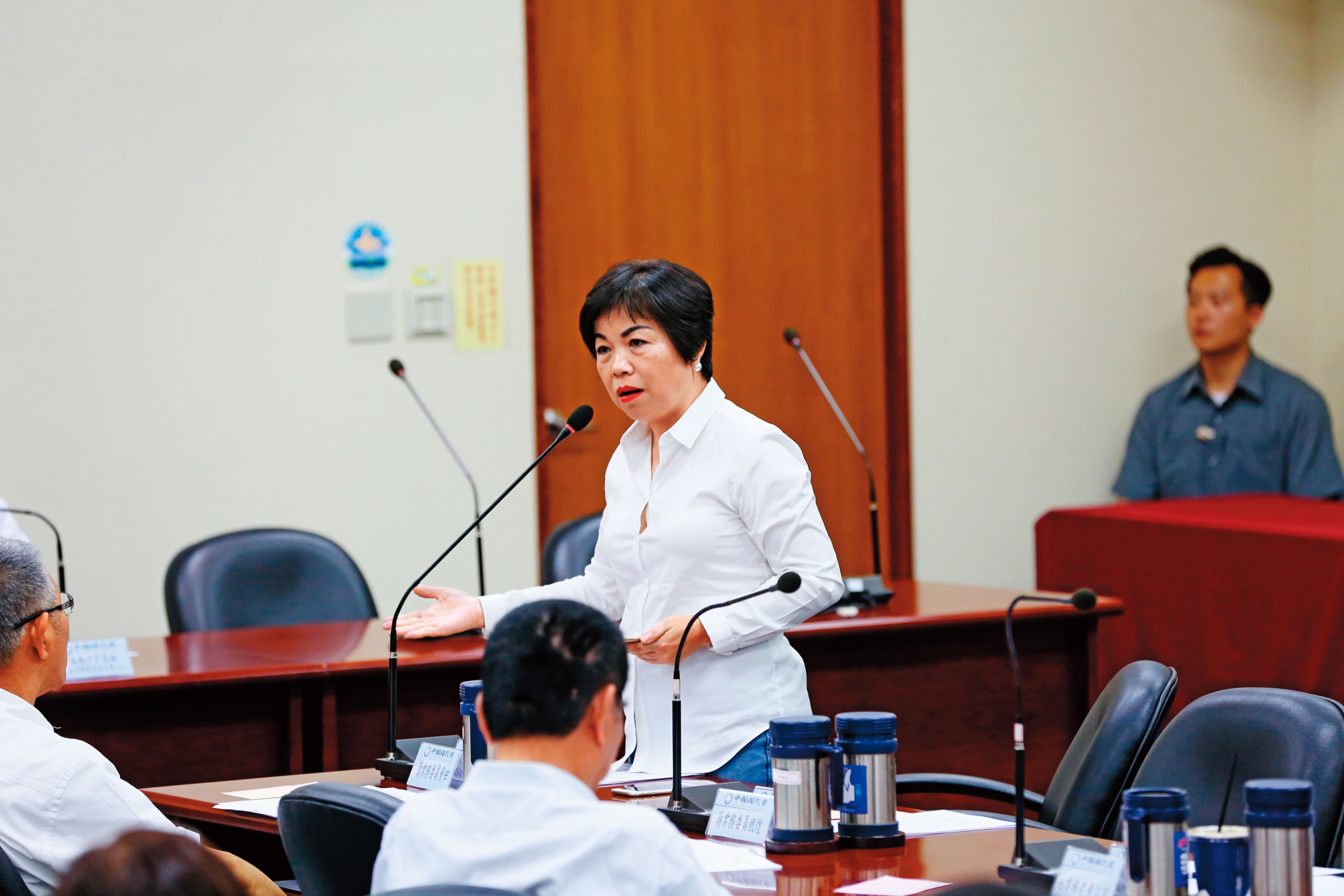 上屆選舉意外落馬的楊瓊瓔,基層實力仍未散去,以台中副市長身分勤走基層。