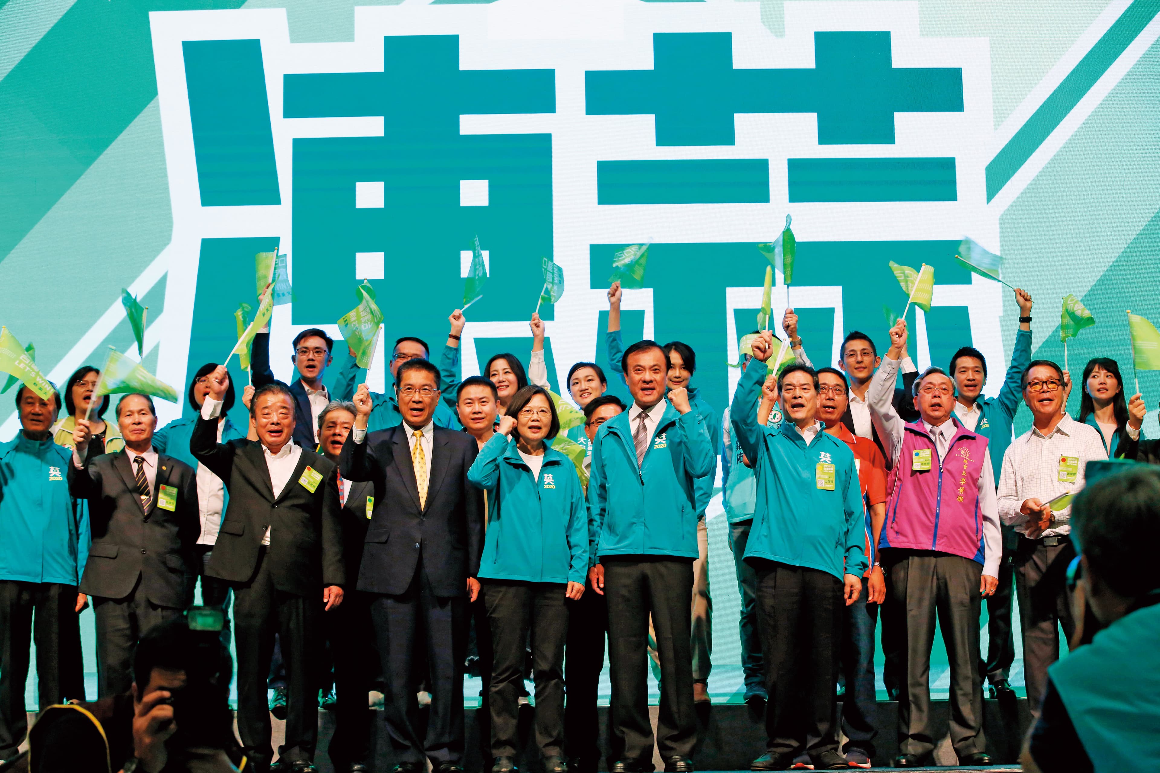 總統蔡英文的民調穩定領先國民黨候選人韓國瑜,22日後援會成立大會中,蔡與雙北立委候選人合體,希望拉抬國會選情。