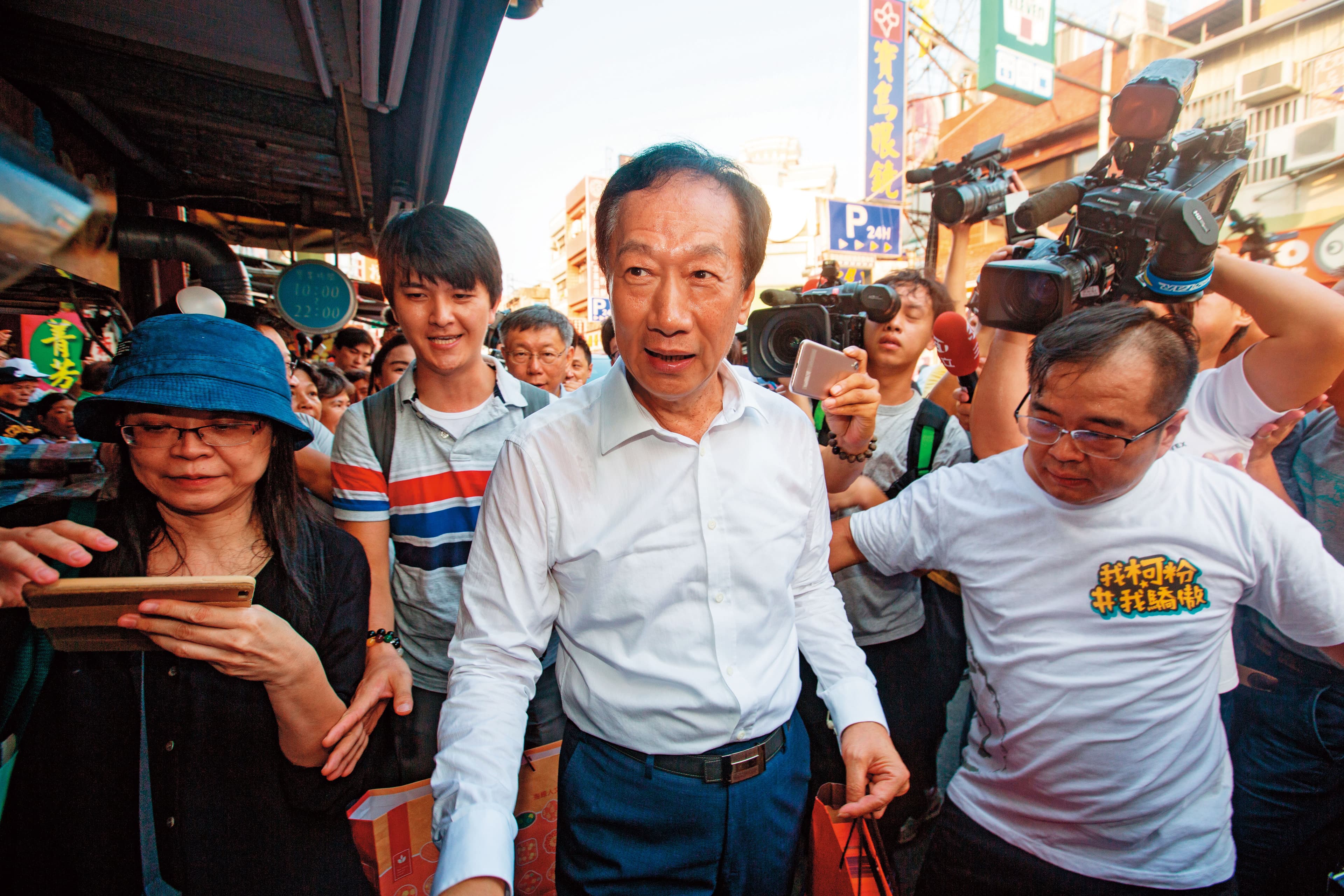 郭台銘退出總統選舉後,挺郭支持者是否願意轉投韓國瑜,將是藍營在五五波選區能否翻盤的關鍵。