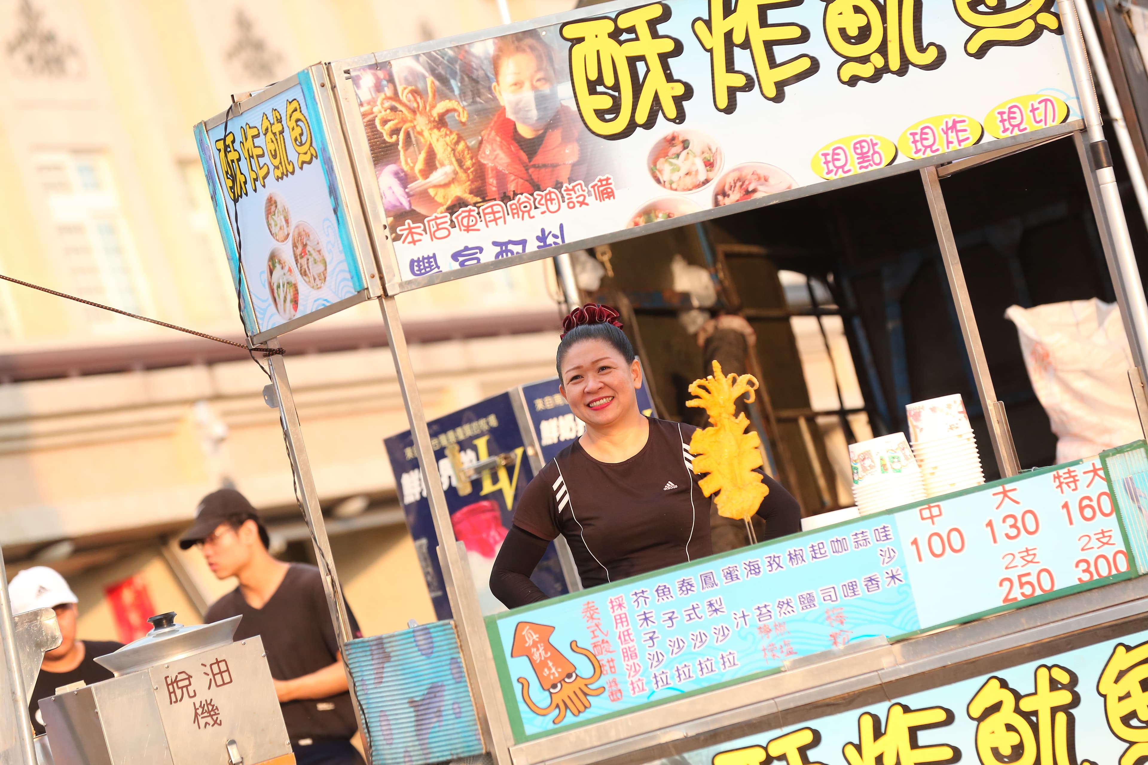 走過離婚、負債、棲身之所遭法拍等低潮，許宴庭為母則強，靠賣酥炸魷魚闖出一片天。