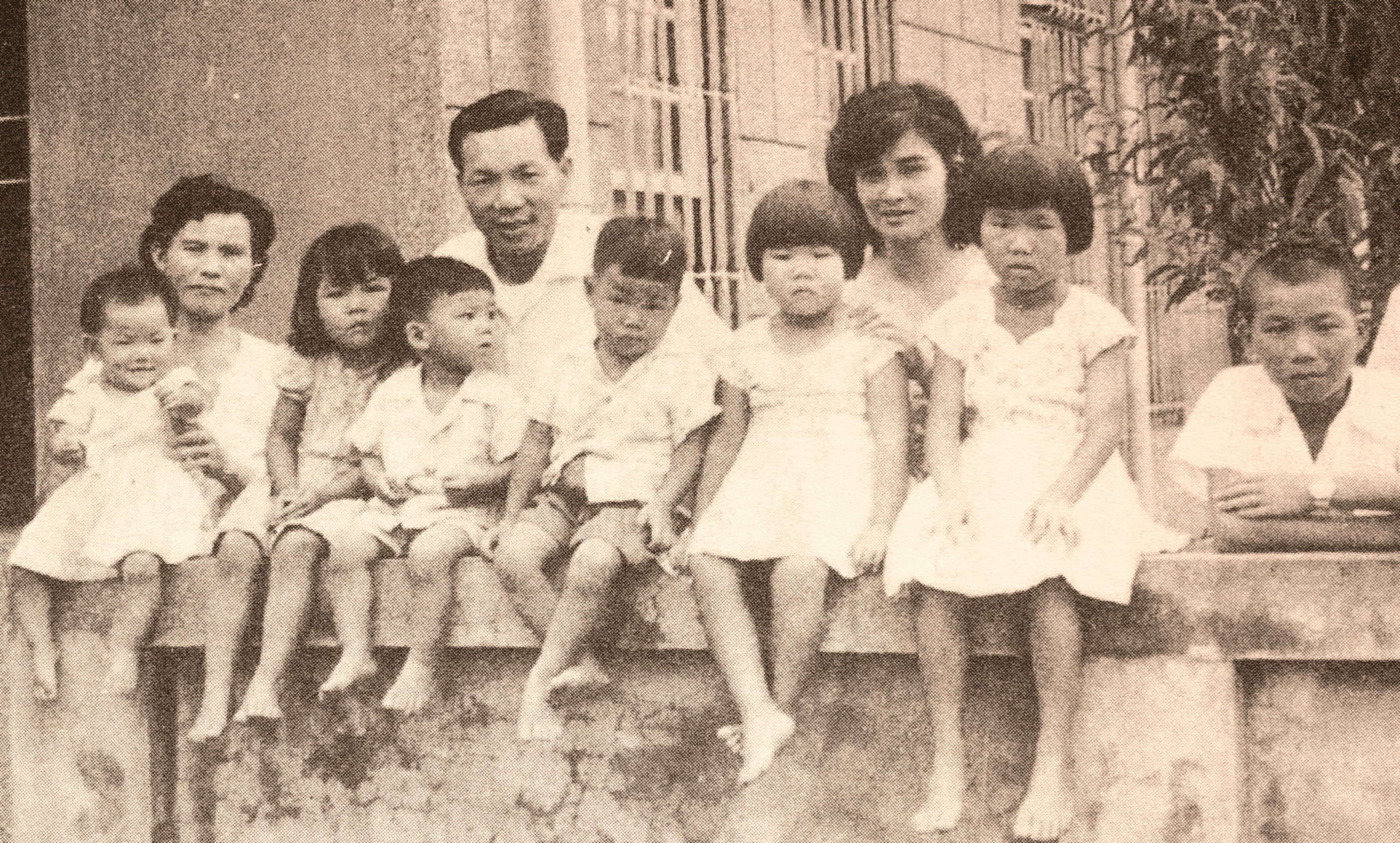 Xie Chun-mei with her two wives and children, taken in the 1950s.(Provided by Xie Chun-mei)