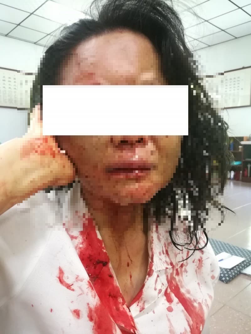 信眾只要稍有違反教條就被打到遍體鱗傷。(翻攝畫面)