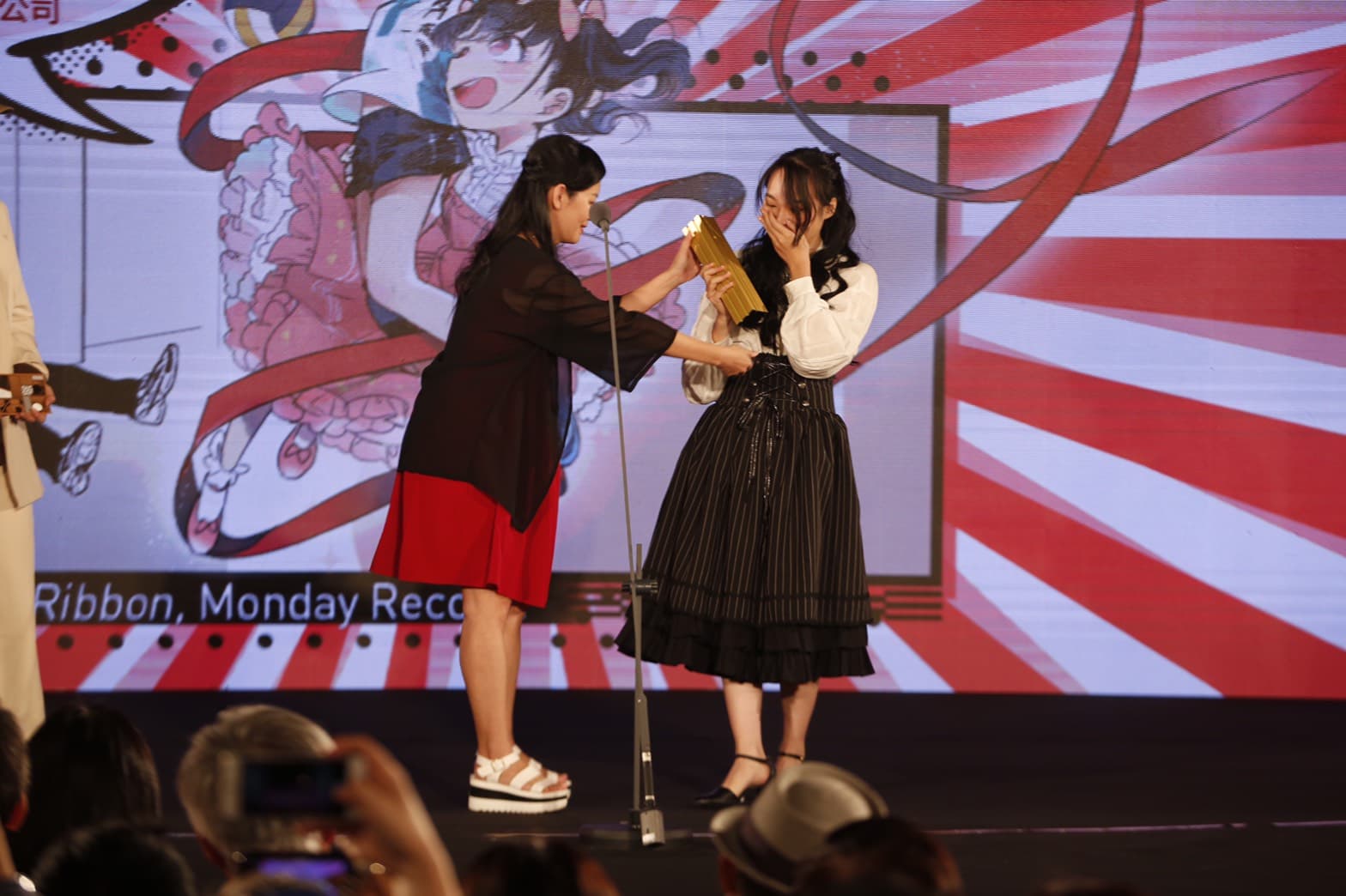 游素蘭(左)頒發少女漫畫獎給星期一回收日。