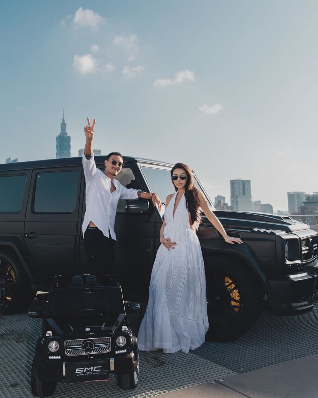 蔡詩芸與王陽明合照,照片中有一台小型車,是否暗示小寶貝是兒子呢?(翻攝自蔡詩芸IG)