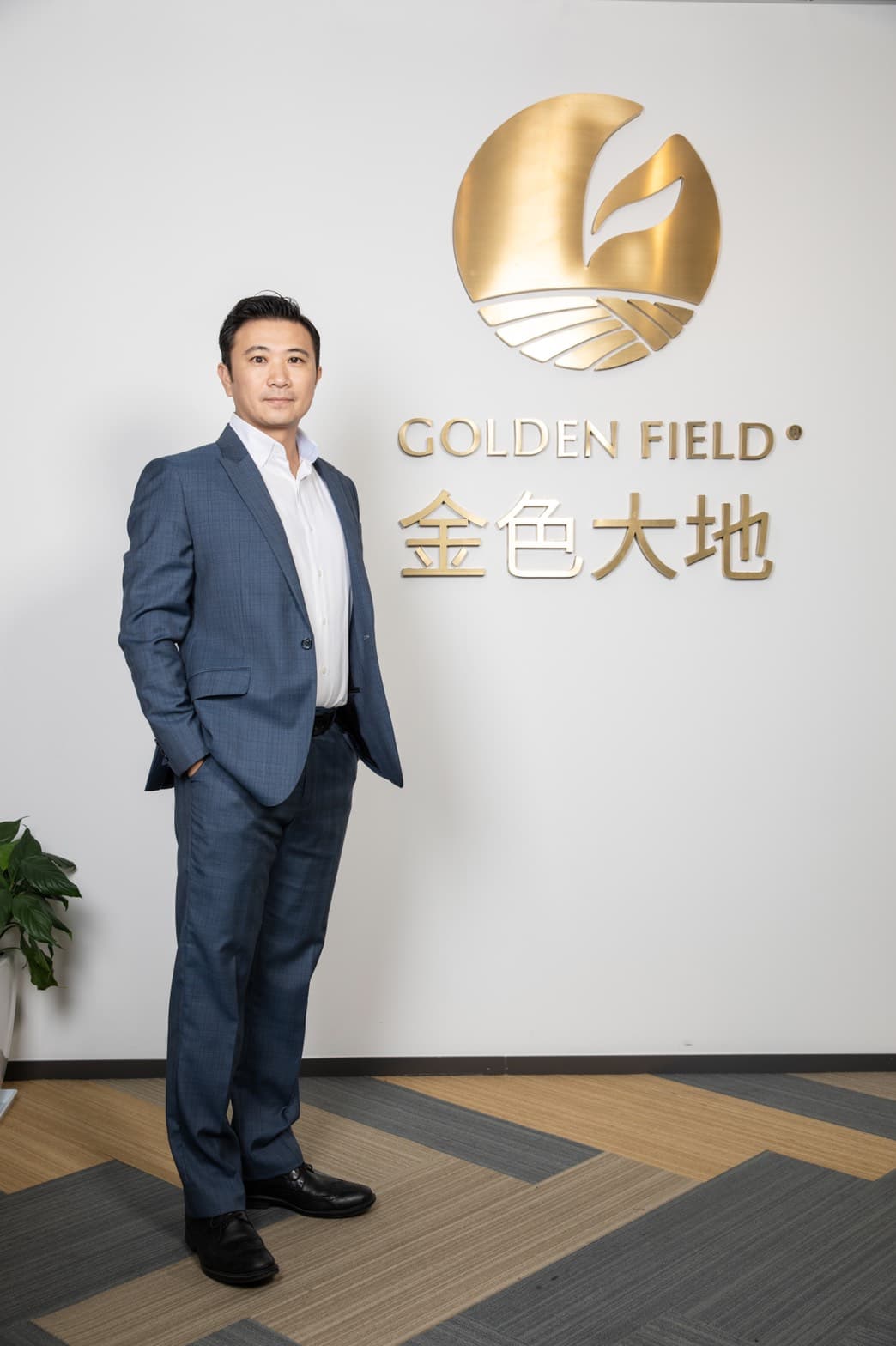 金色大地總經理呂政璋博士創建金色大地並協助廣大農民朋友,行銷台灣優質產品,創造五贏共榮的新微笑曲線模式。