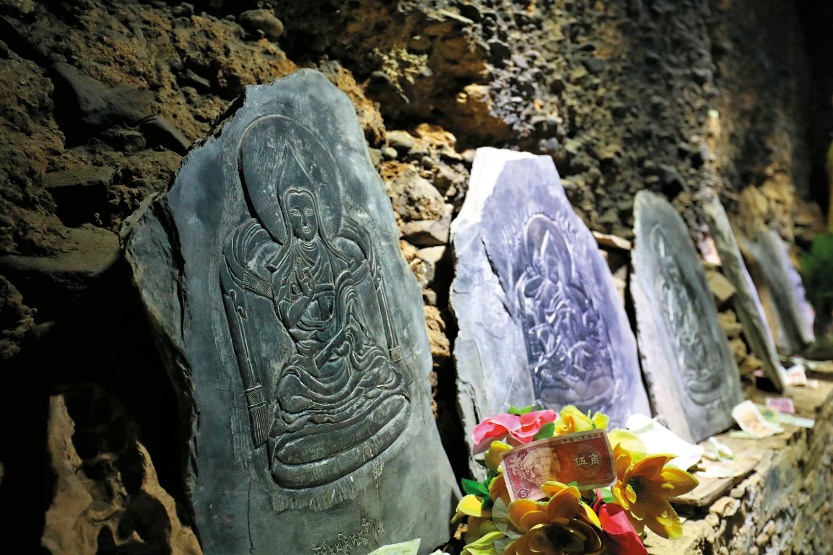 仁康古屋內擺放著石雕佛像。