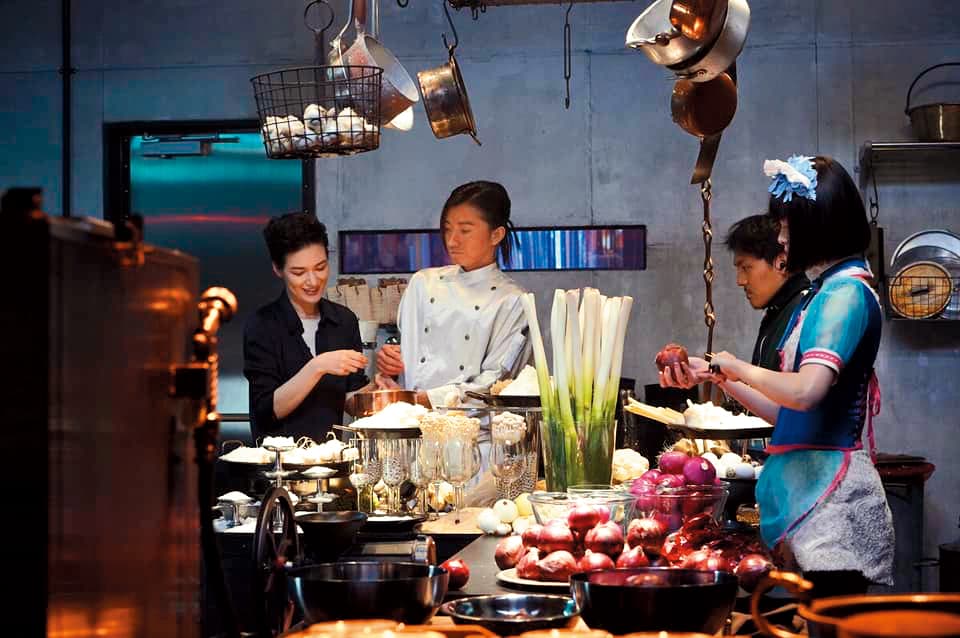 全片各式美食由前衛食藝家諏訪綾子(左一)設計,藤原龍也(左二)與玉城蒂娜(右一)也在旁見習。(翻攝自蜷川實花臉書)