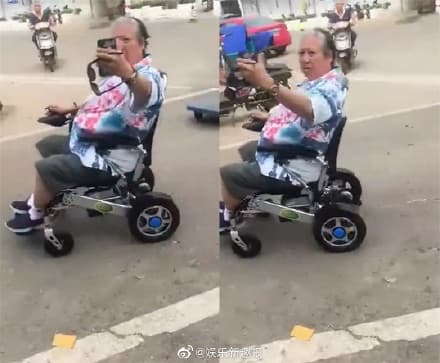 洪金寶以前就曾被網友在大馬路上偷拍坐輪椅行動的樣貌。(翻攝自娛樂新趣報微博)