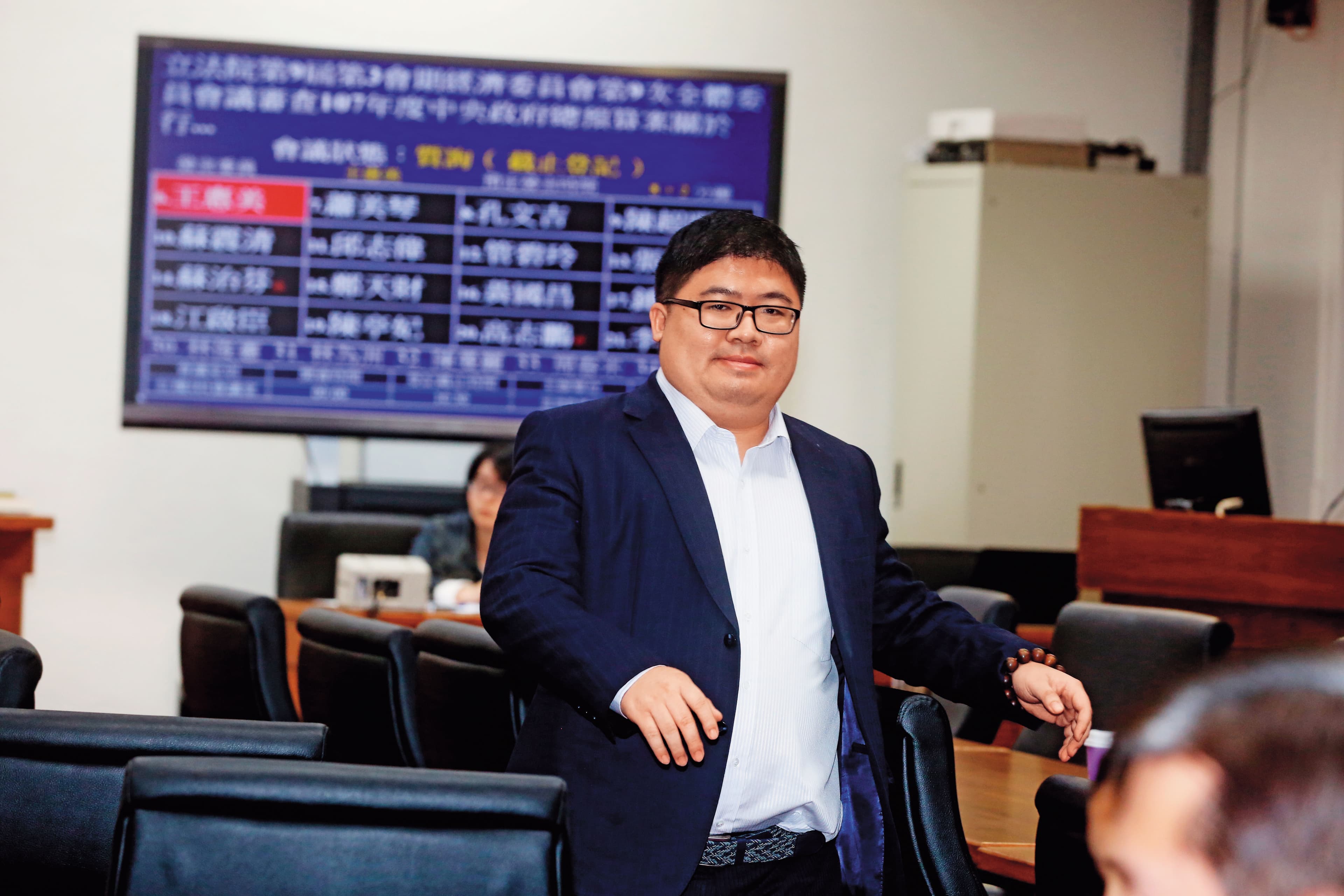 立委蔡易餘(圖)問政犀利拚連任,連總統蔡英文都大讚他是「靈活的胖子」,未料卻因爺爺祖墳而鬧出官司糾紛。