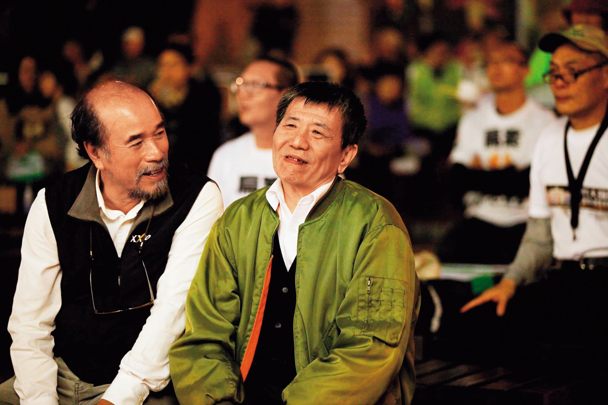 蔡啟芳(右)曾任立委、國代及布袋鎮長,昔日立院並稱為三寶之一,具有全國知名度,他卸下民代身分後,一度在嘉義開小吃店。(翻攝李述儒臉書)