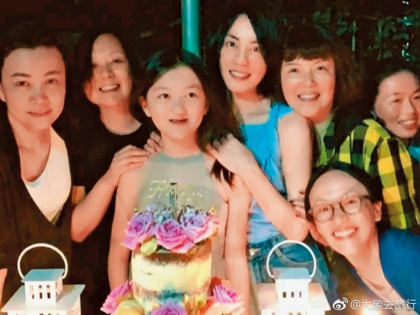 王菲(左四)相當寵溺李嫣,去年幫李嫣慶生,今年愛女生日她卻缺席了。(翻攝自大象去旅行微博)