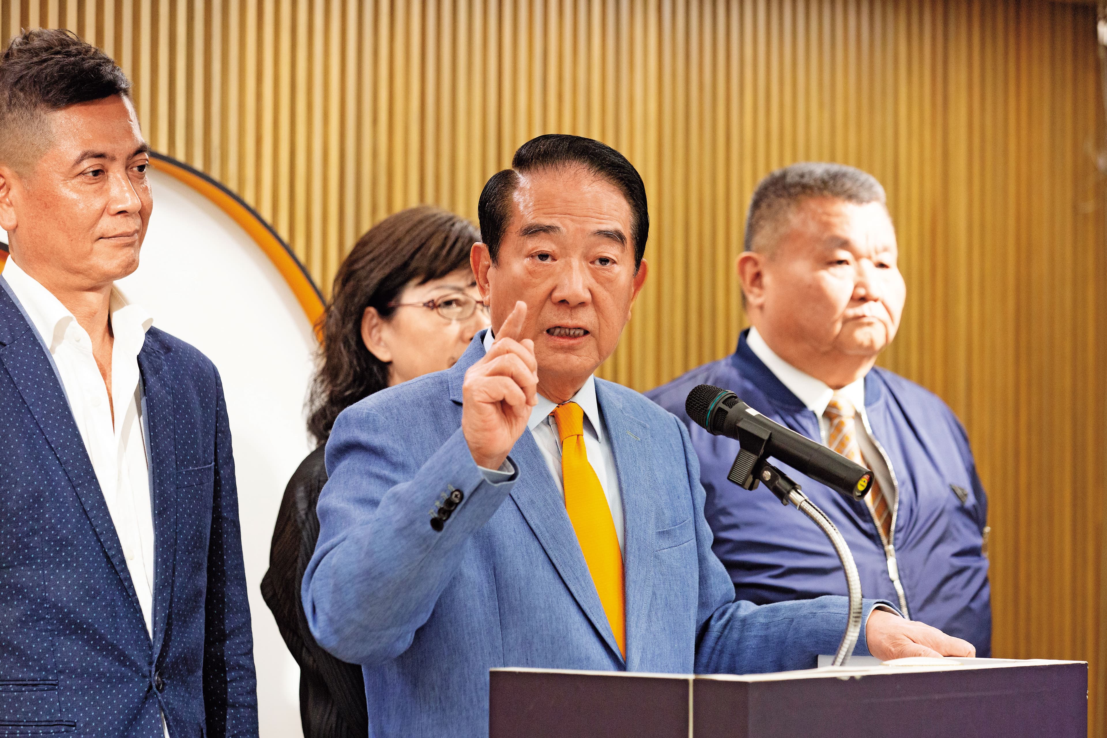 因一張總統大選門票,讓近半年未在政壇上曝光的宋楚瑜,再度成為牽動藍綠政局的關鍵。