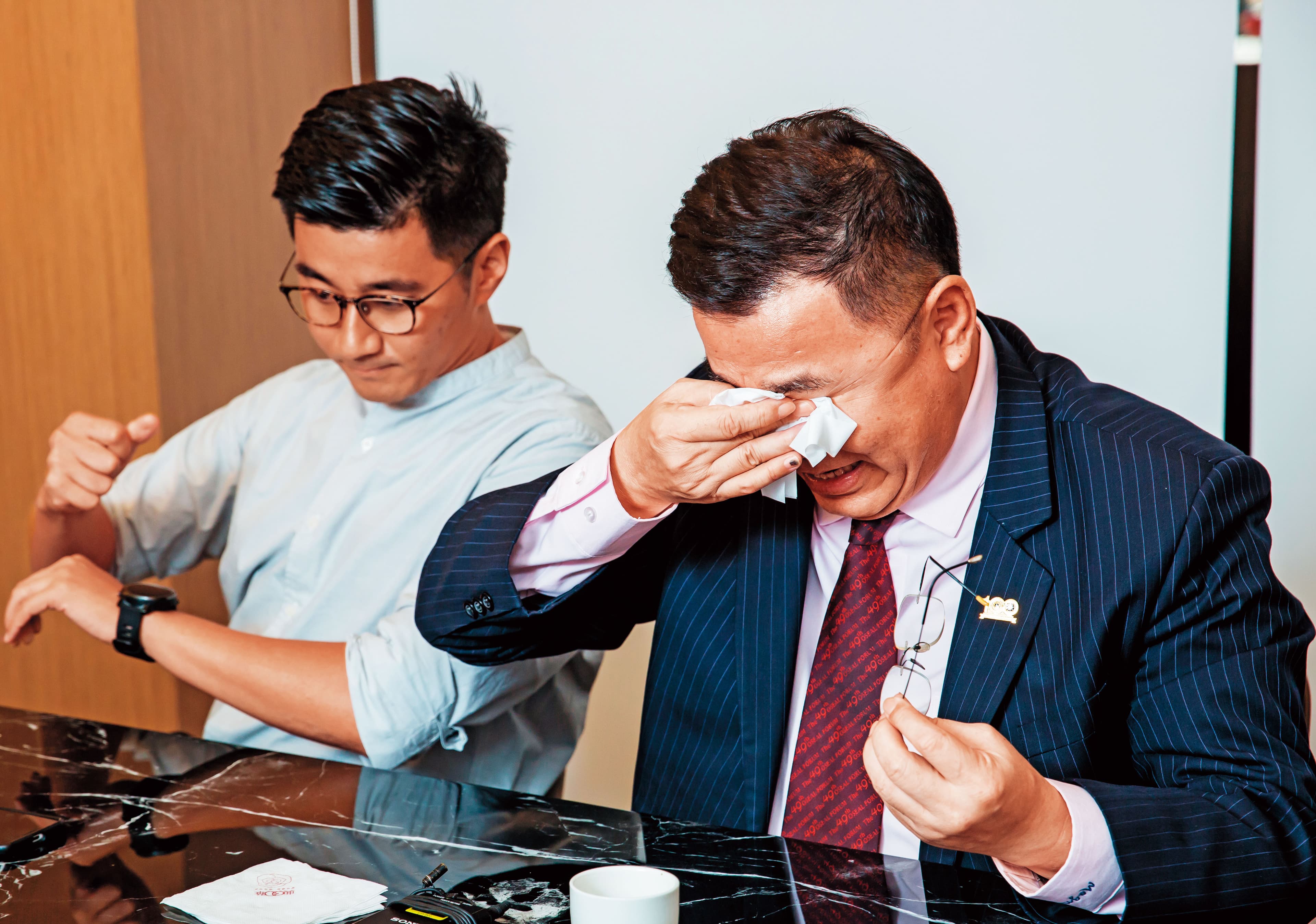 林齊國(右)是寮國難民,回憶和妻子攜手打拚忍不住掉淚。