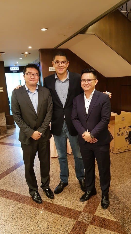 連勝文(中)前特助林鼎超(左)出任高雄市青年局長。(翻攝自連勝文臉書)
