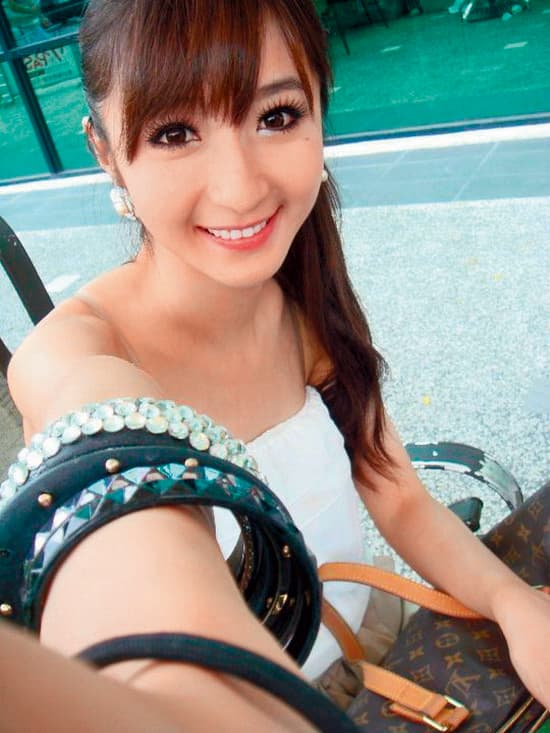 千毅的正宮是被封為「真人版娜美」的石女,從地攤妹躍升貴婦,而且生了兩胎獲得加薪10萬元,讓她開心在臉書炫耀。(翻攝自石帕玉臉書)