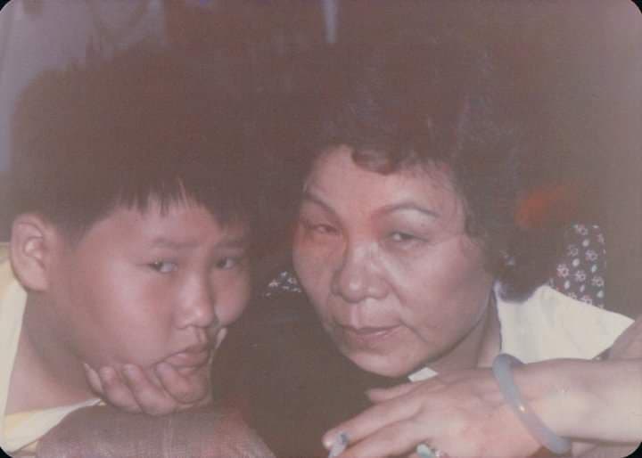 第二次出獄，蘭小明（左）送走了母親楊秉貞，妻子也因他異性緣不斷簽字離婚。（蘭小明提供）