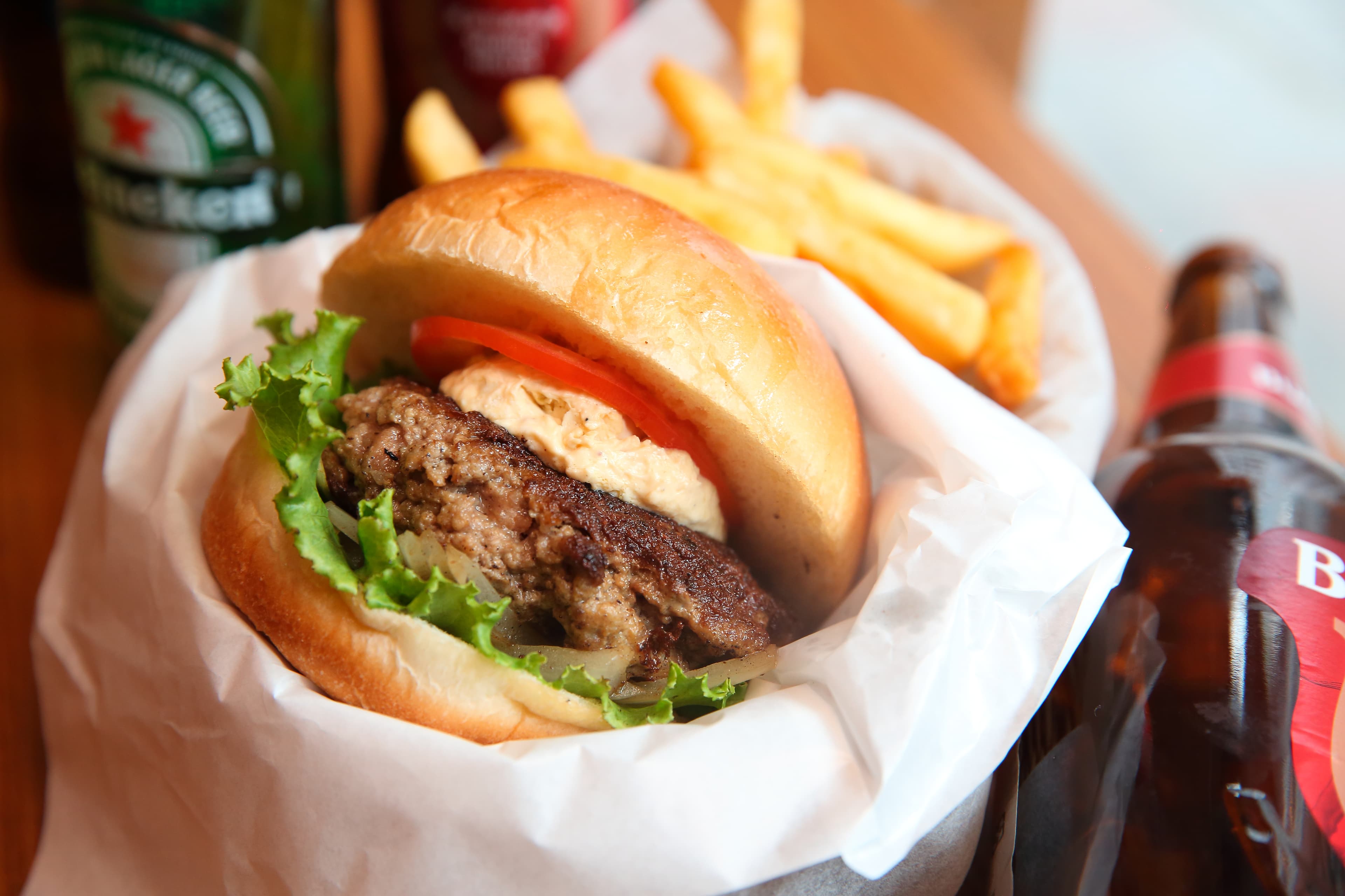 和牛漢堡Wagyu Burger使用蘭亭的修肉剩料製成，每日限量150份。（180元／份）