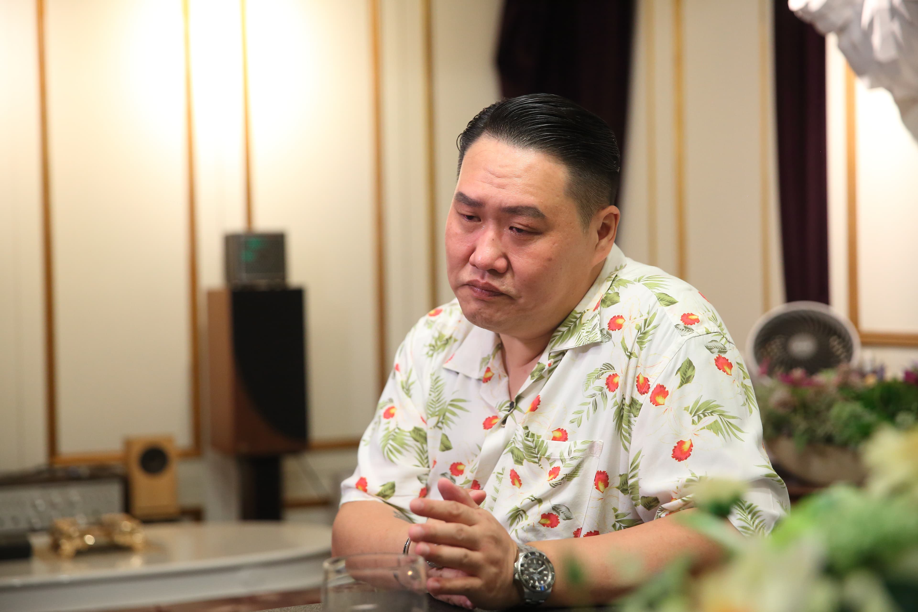 從叱吒江湖的黑道大哥到餐廳經營者，蘭小明說自己仍在調適中，講到激動處忍不住落淚。