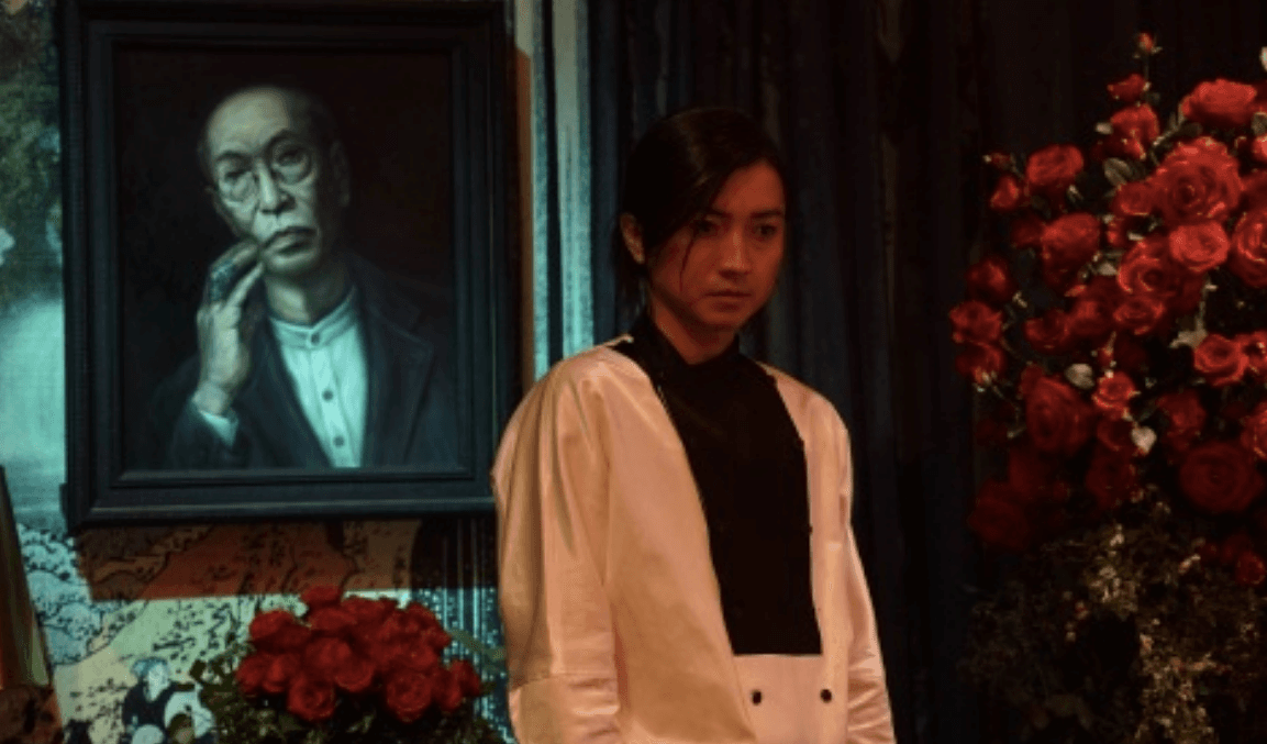 《殺手餐廳》男主角藤原龍也與恩師蜷川幸雄肖像畫的安排,顯現導演蜷川實花的致敬之意。(翻攝自https://www.oricon.co.jp)