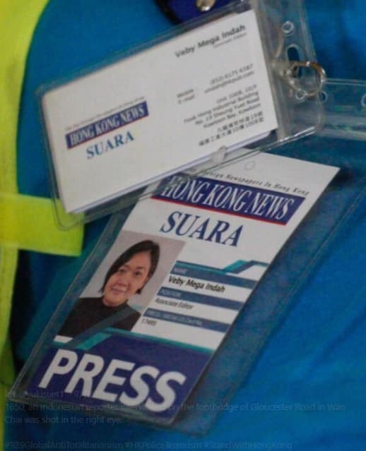 香港當地的印尼語傳媒一名女記者Veby Mega Indah，採訪遊行時遭港警射中右眼。（翻攝自@yukisuet1推特）