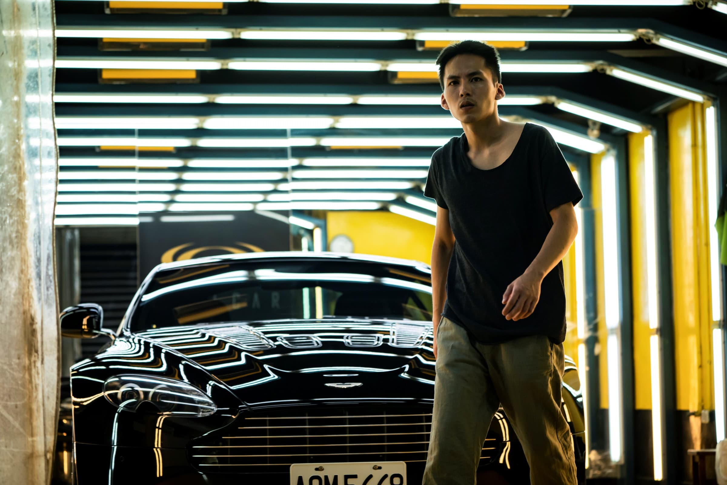 鍾孟宏透露片中需要一輛可以在車內抽菸的高級跑車,他向納豆借車,納豆原本一口答應,後來又捨不得。(甲上提供)