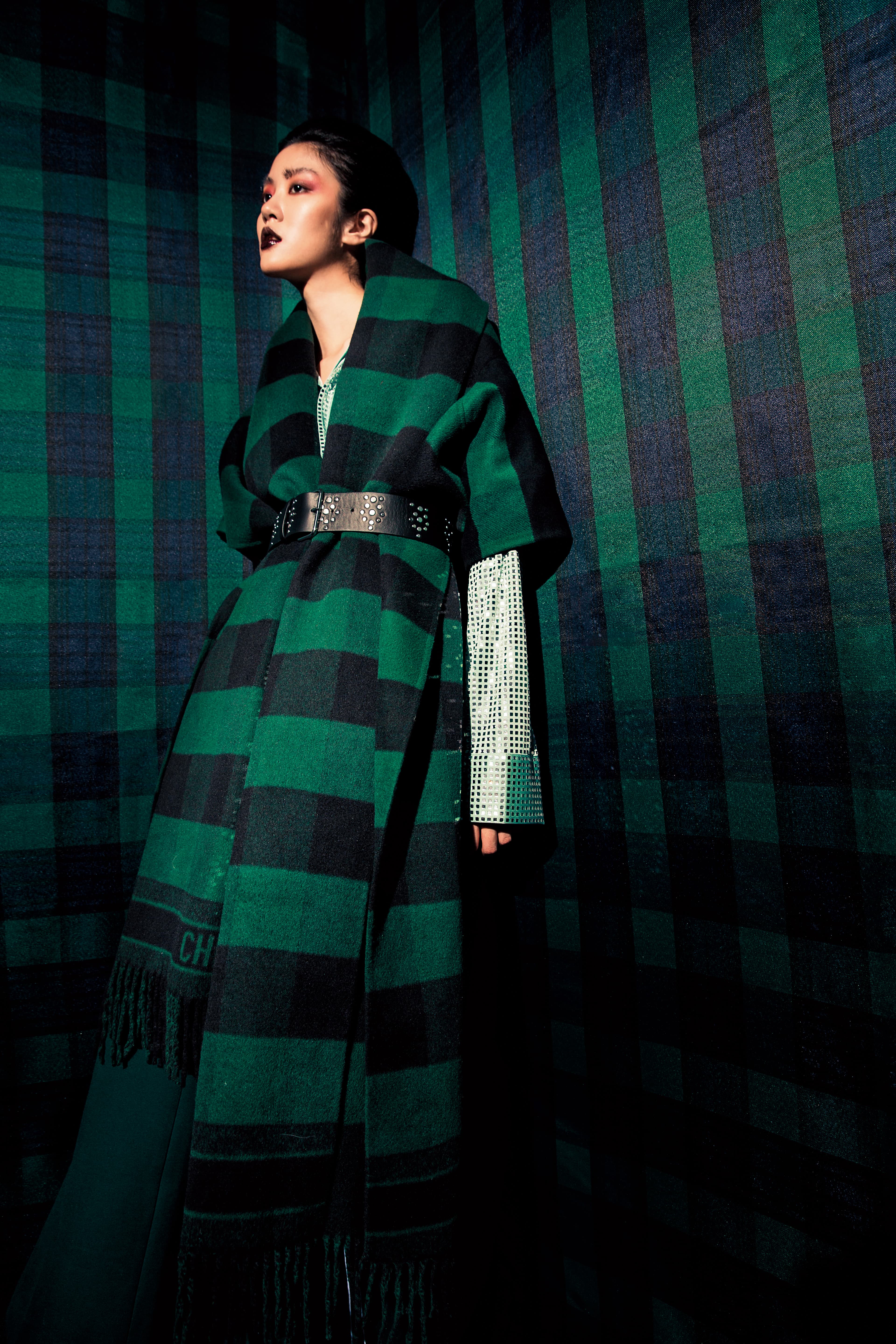 DIOR 綠色格紋披肩外套 NT$110,000； BOTTEGA VENETA 淺綠閃亮長版襯衫 NT$90,700； SANDRO 綠色長褲價格店洽； SANDRO 寬版鉚釘腰帶價格店洽。