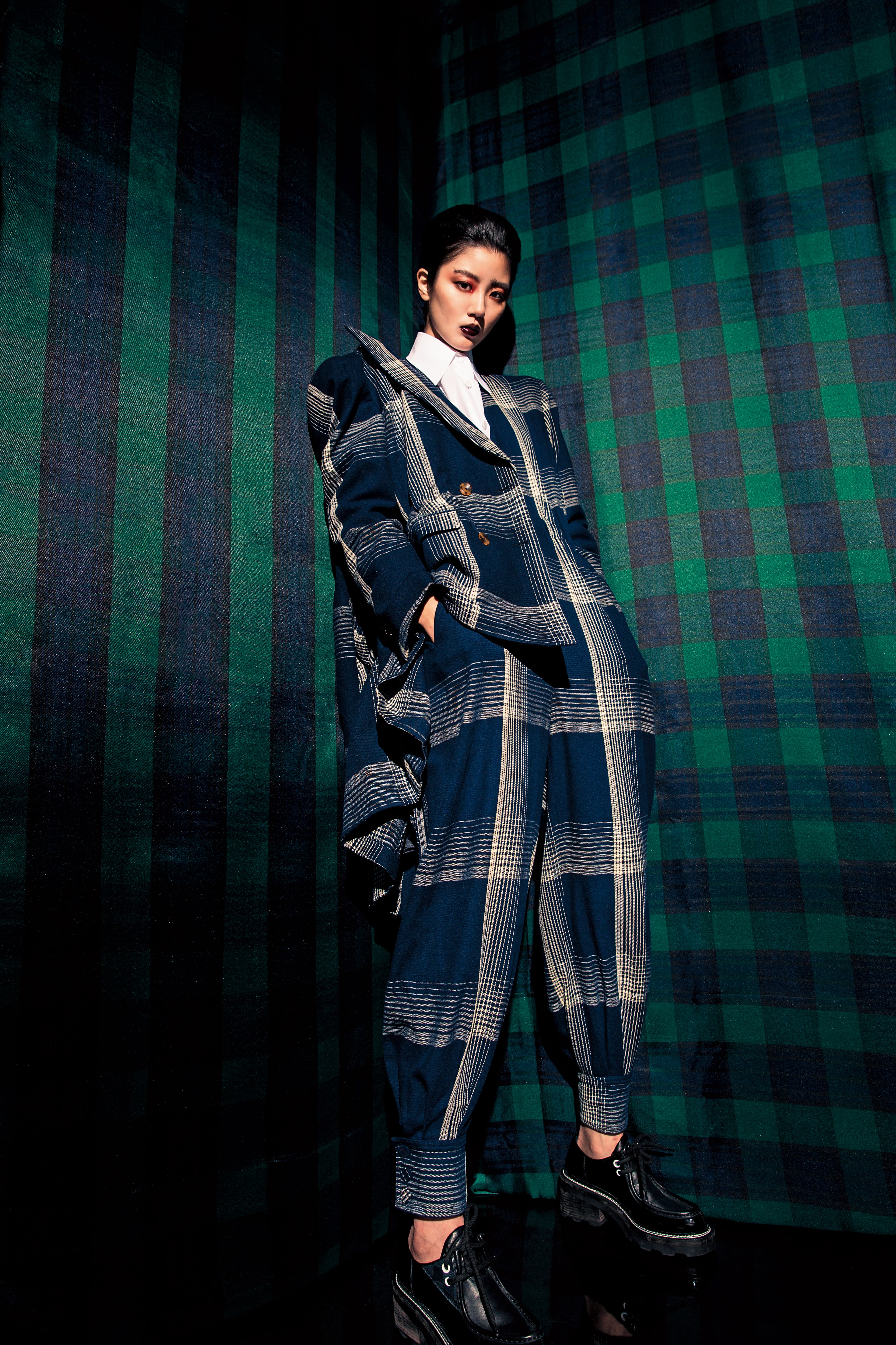 GUCCI 格紋西裝外套 NT$130,000；GUCCI 白色襯衫 NT$27,500；GUCCI 格紋連身褲 NT$120,000；LOUIS VUITTON 綁帶厚底鞋價格店洽。
